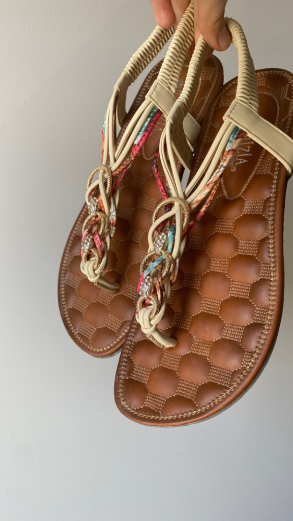 Featured image for Sandale plate avec bijoux (NEUVE)