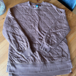 Featured thumbnail for Chandail brun style matelassé