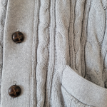 Thumbnail for Cardigan en tricot torsadé à devant boutonné