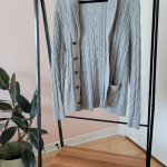 Thumbnail for Cardigan en tricot torsadé à devant boutonné