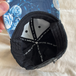 Thumbnail for Casquette LP 6-24 mois (44-46 cm) noir et fleurs bleues