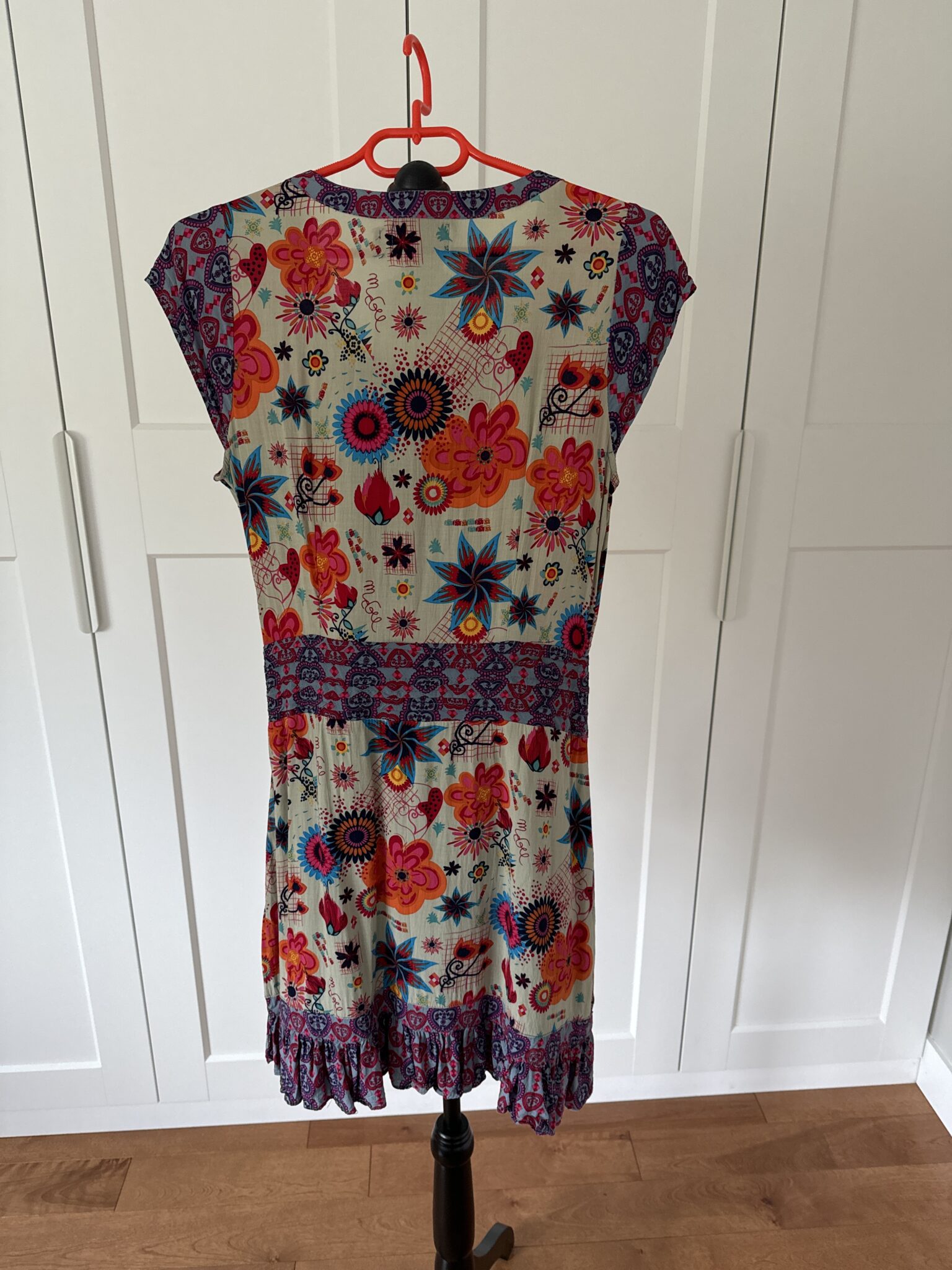 Image for Dress in sunny colours