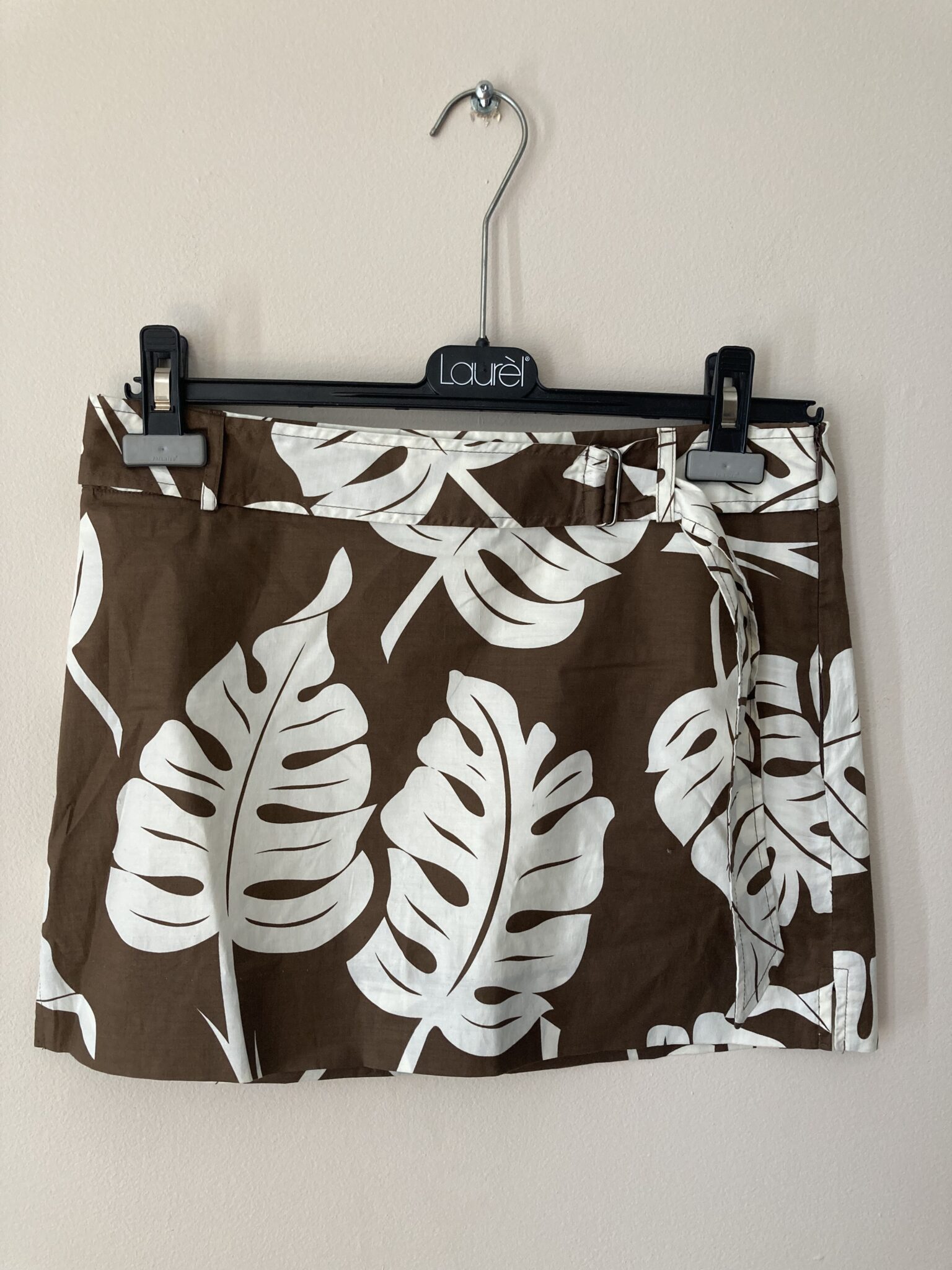 Featured image for Jupe courte BCBG taille 2