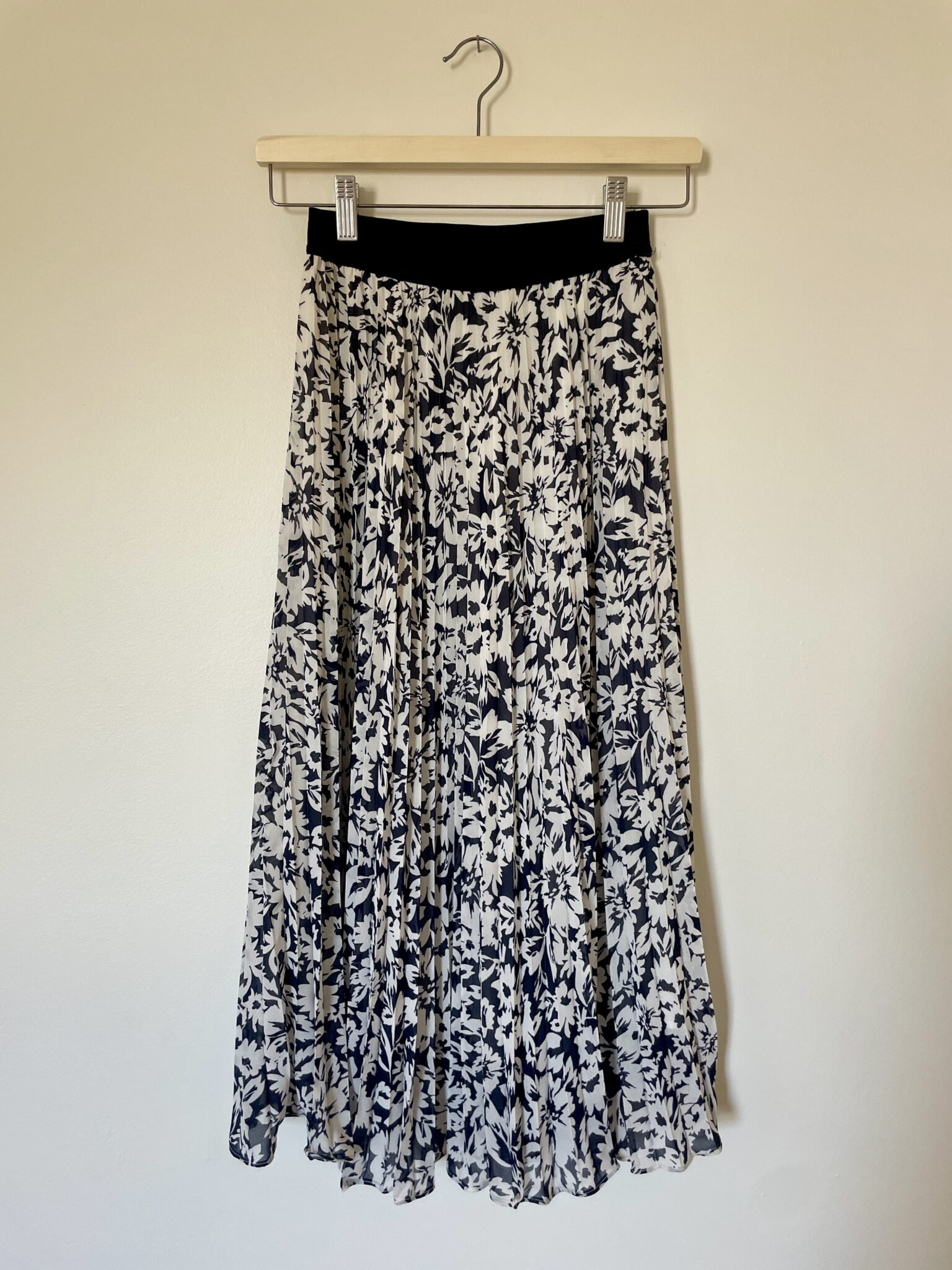 Featured image for Jupe plissée bleu marine blanc