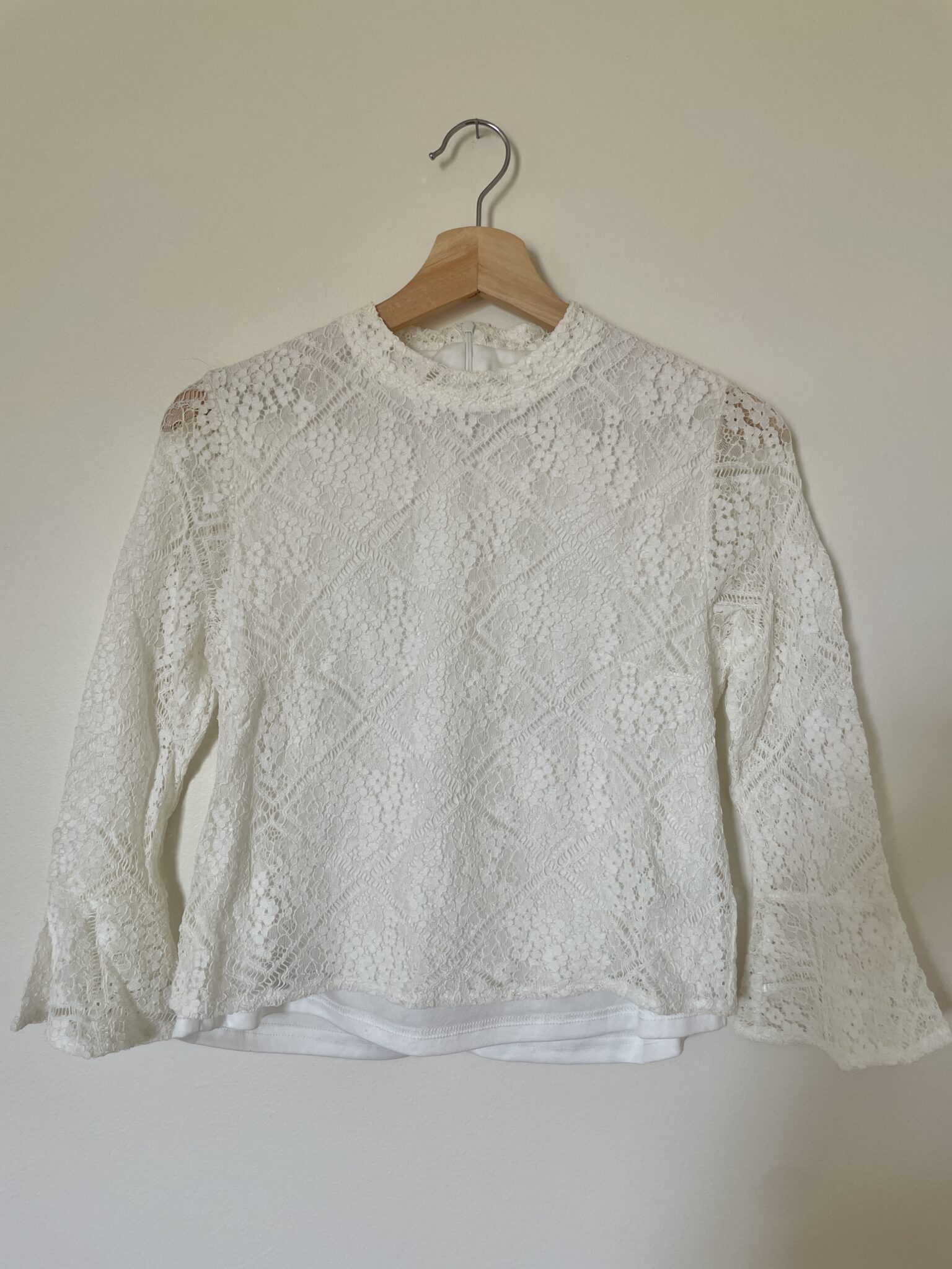 Featured image for Blouse blanche en dentelle