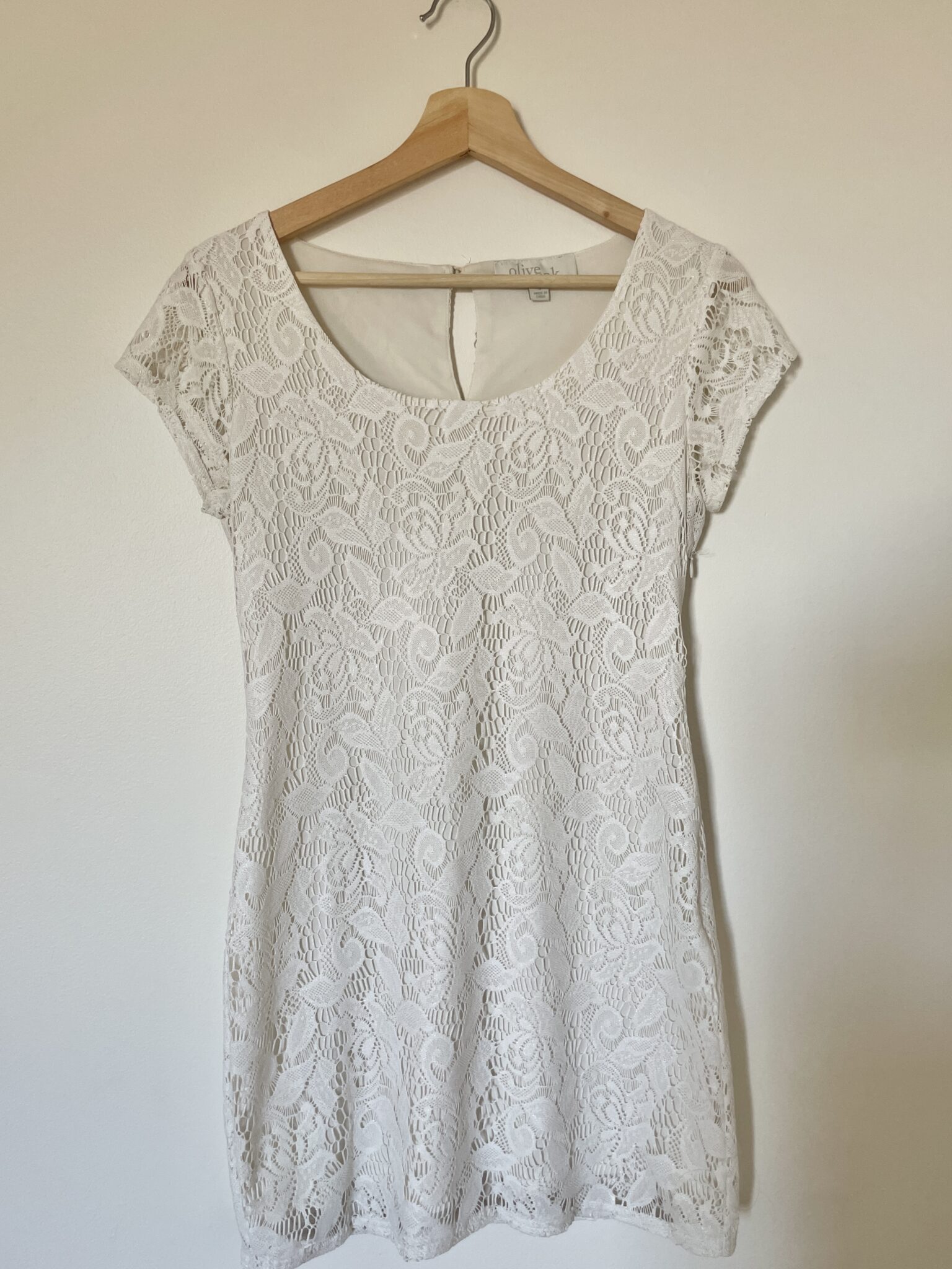 Featured image for Petite robe blanche en dentelle