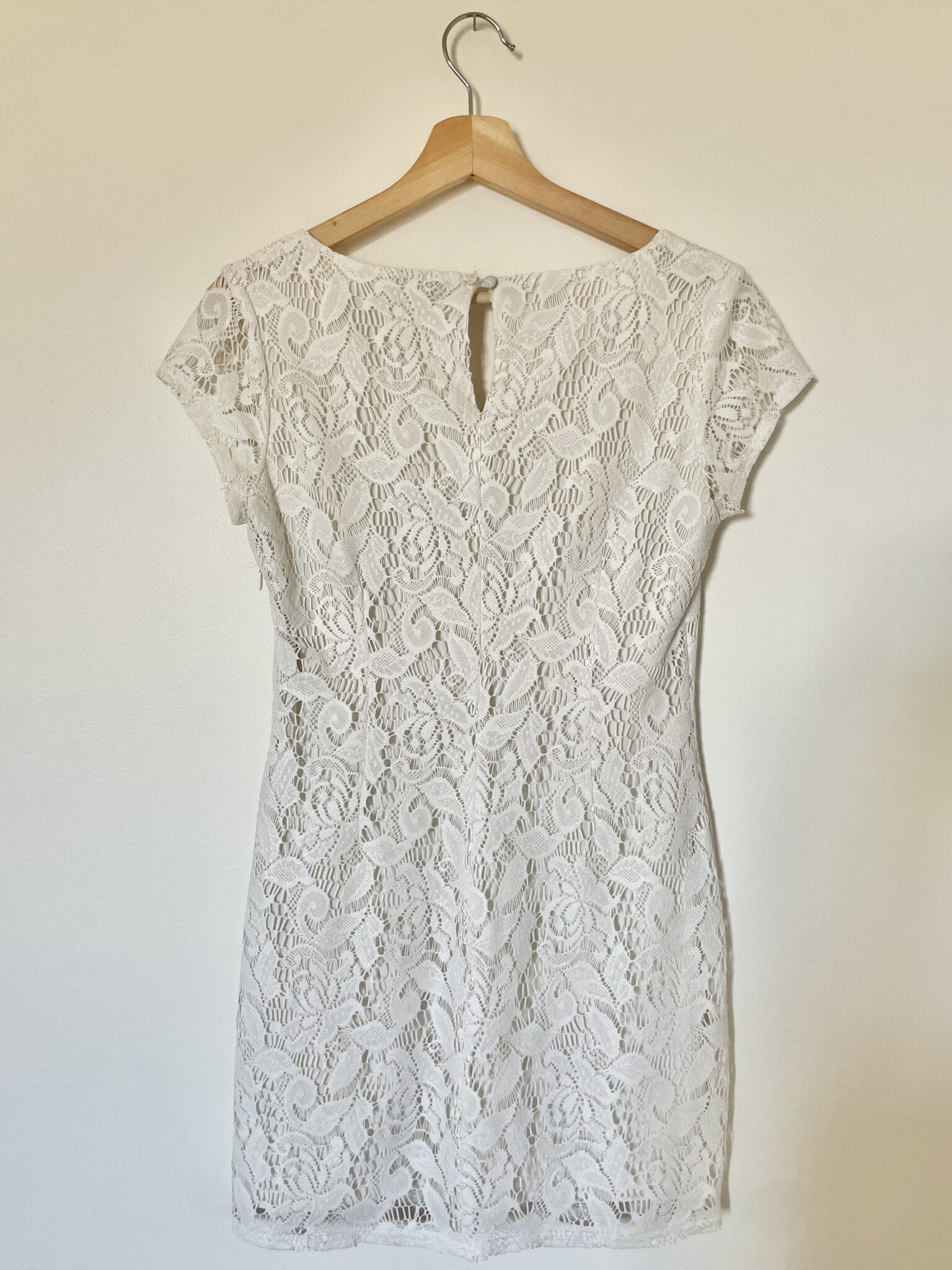 Image for Petite robe blanche en dentelle