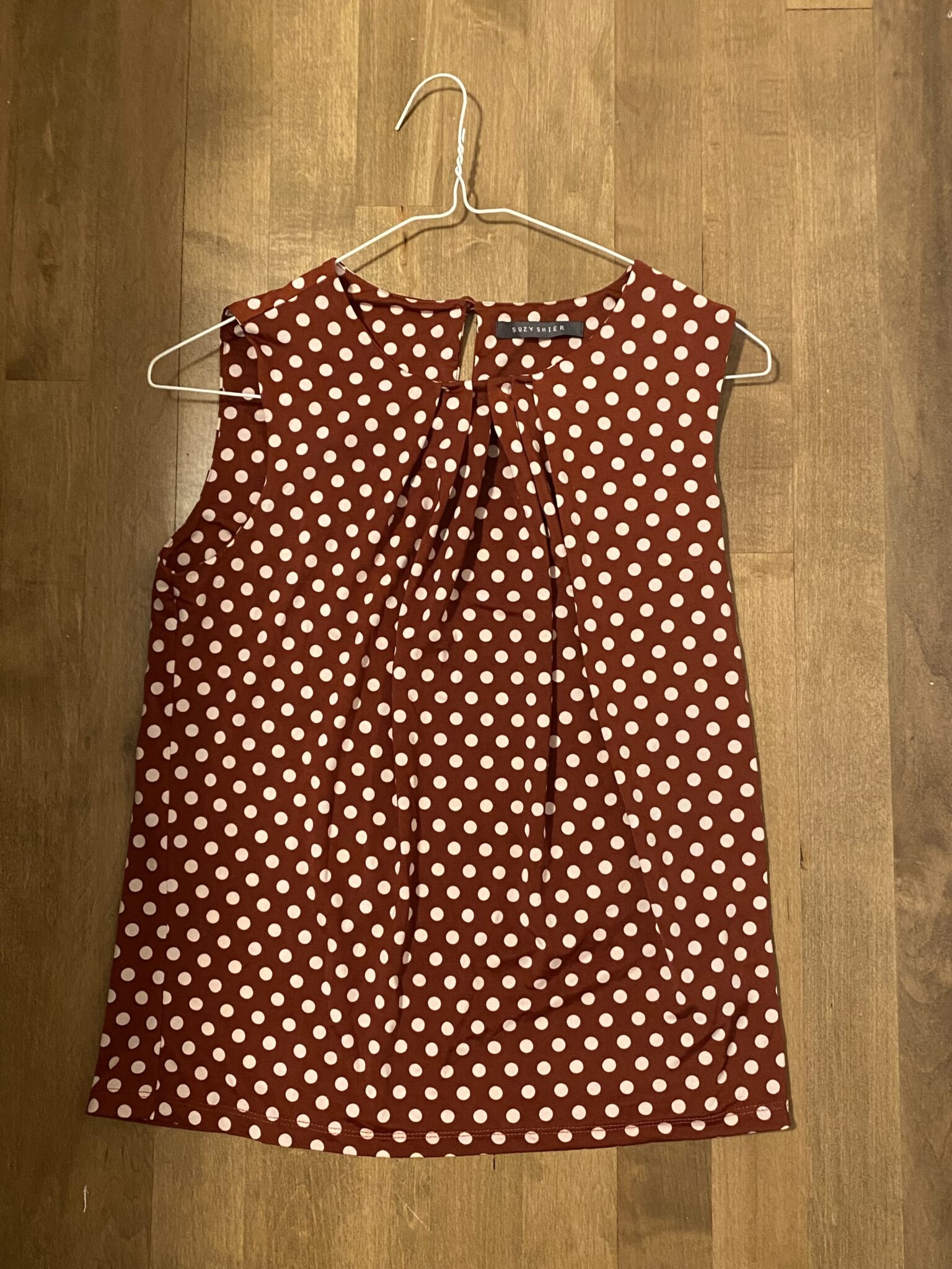 Featured image for Haut habillé sans manches à pois