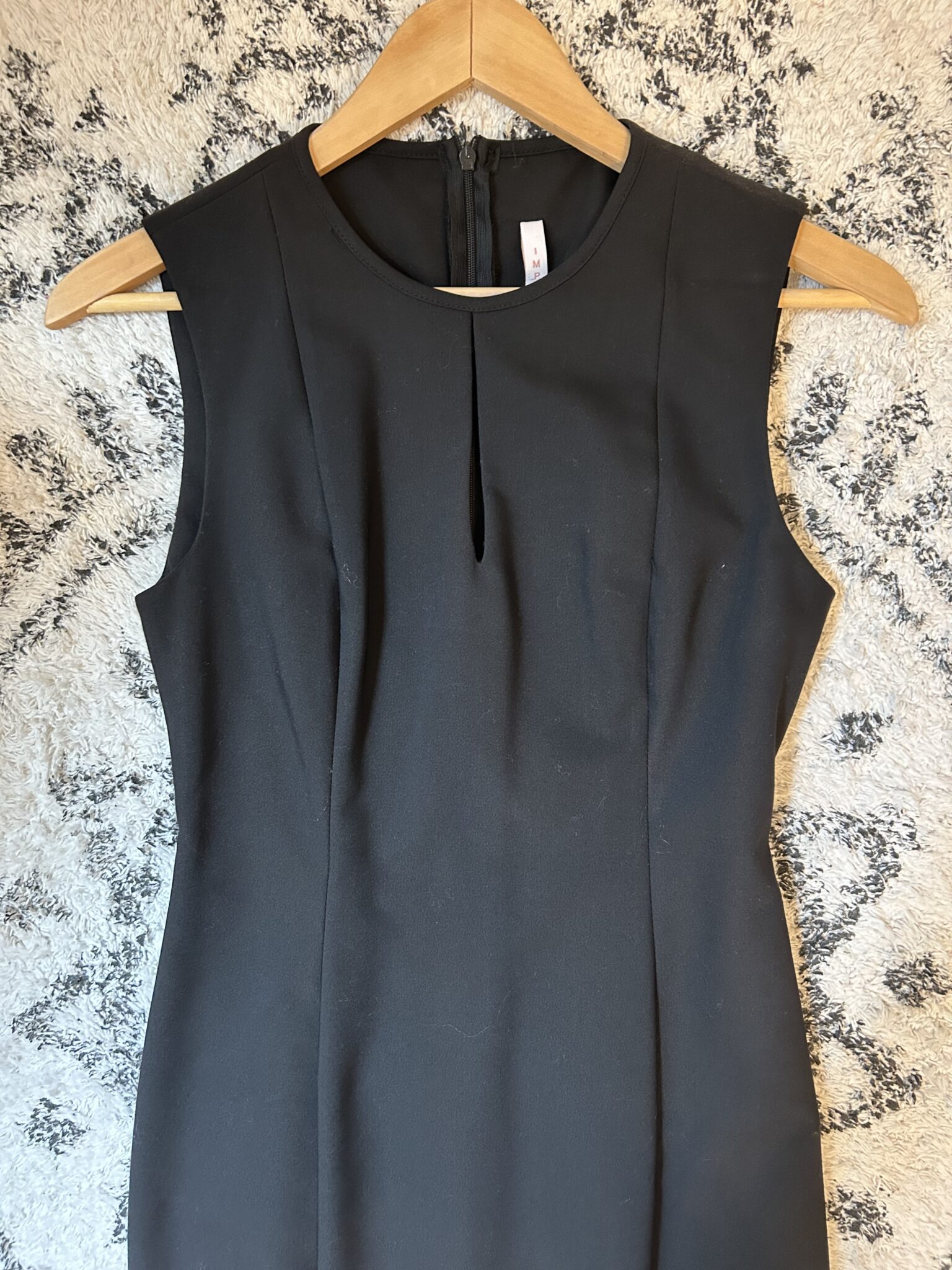 Featured image for Neuve Robe tailleur classique noire
