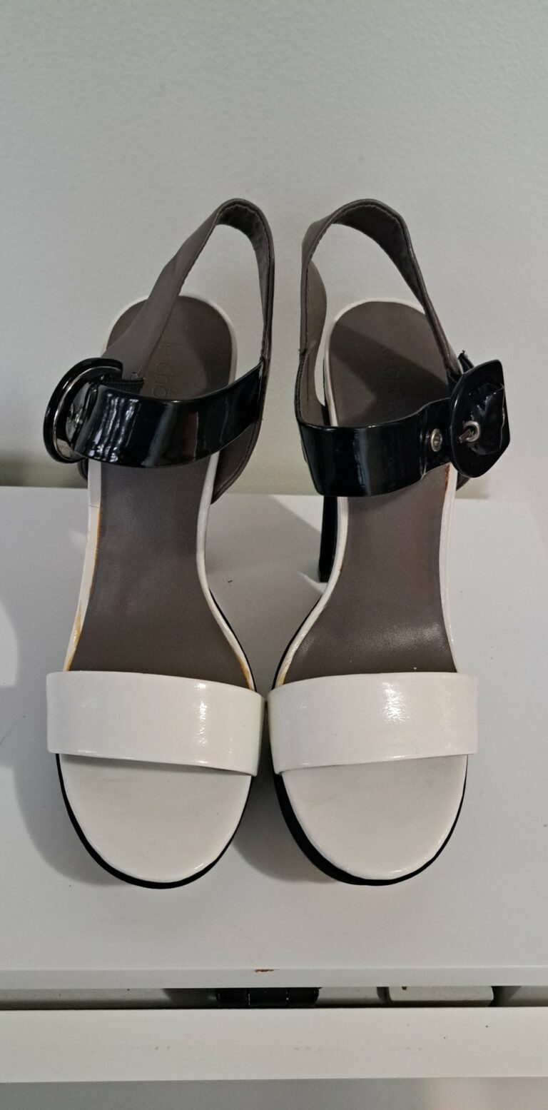 Image for Sandales couleur coquille d'oeuf/blanc cassé et noir taille 9 de la marque Le Château - idéal pour bal de finissantes ou bal en blanc! Très chic!