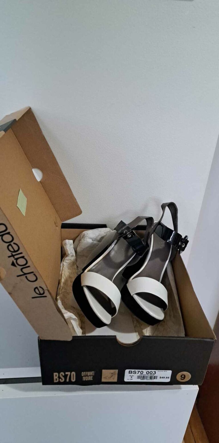 Image for Sandales couleur coquille d'oeuf/blanc cassé et noir taille 9 de la marque Le Château - idéal pour bal de finissantes ou bal en blanc! Très chic!