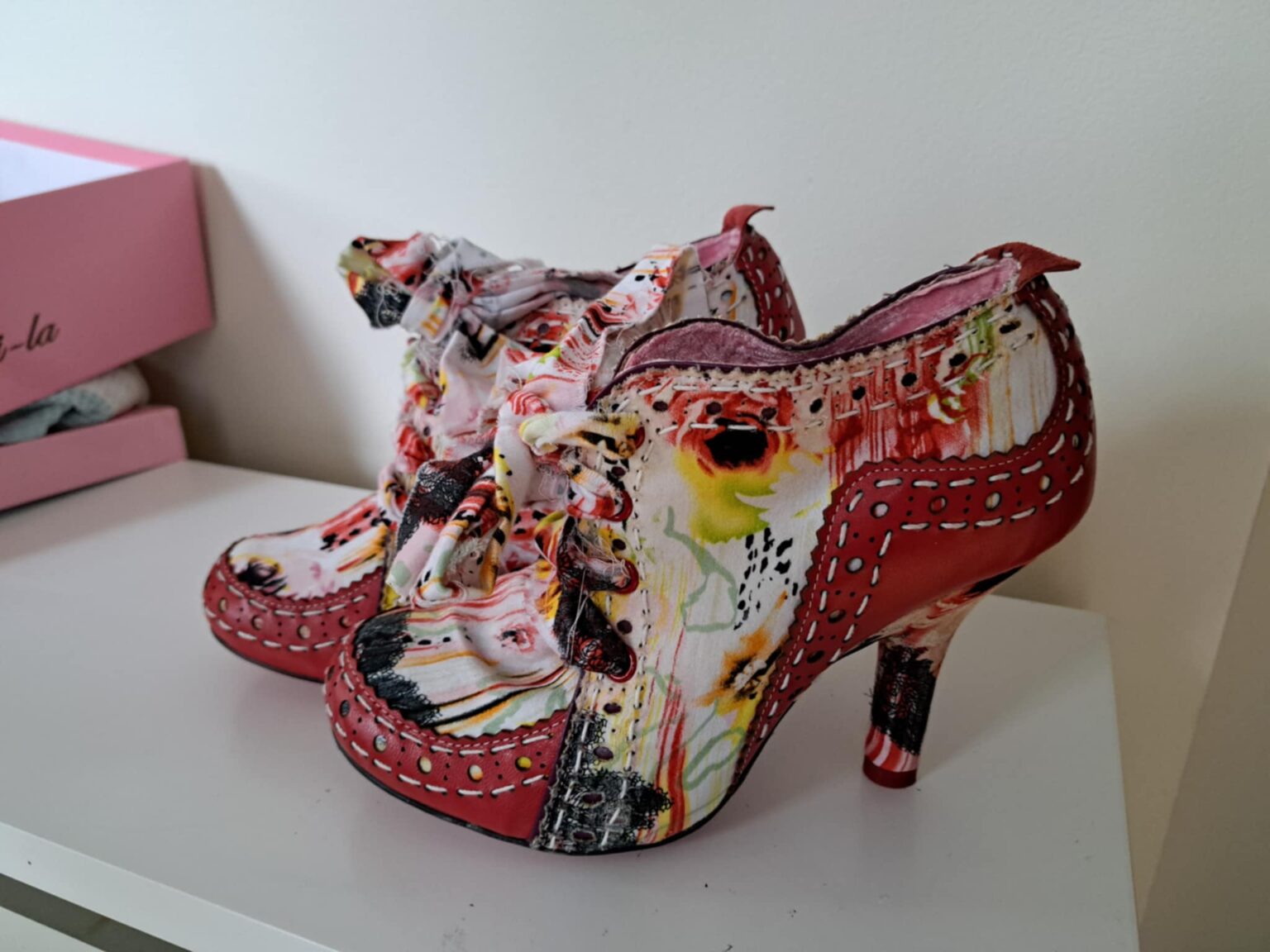 Featured image for Magnifiques et originaux - Souliers en cuir et tissu de couleur rouge taille 10