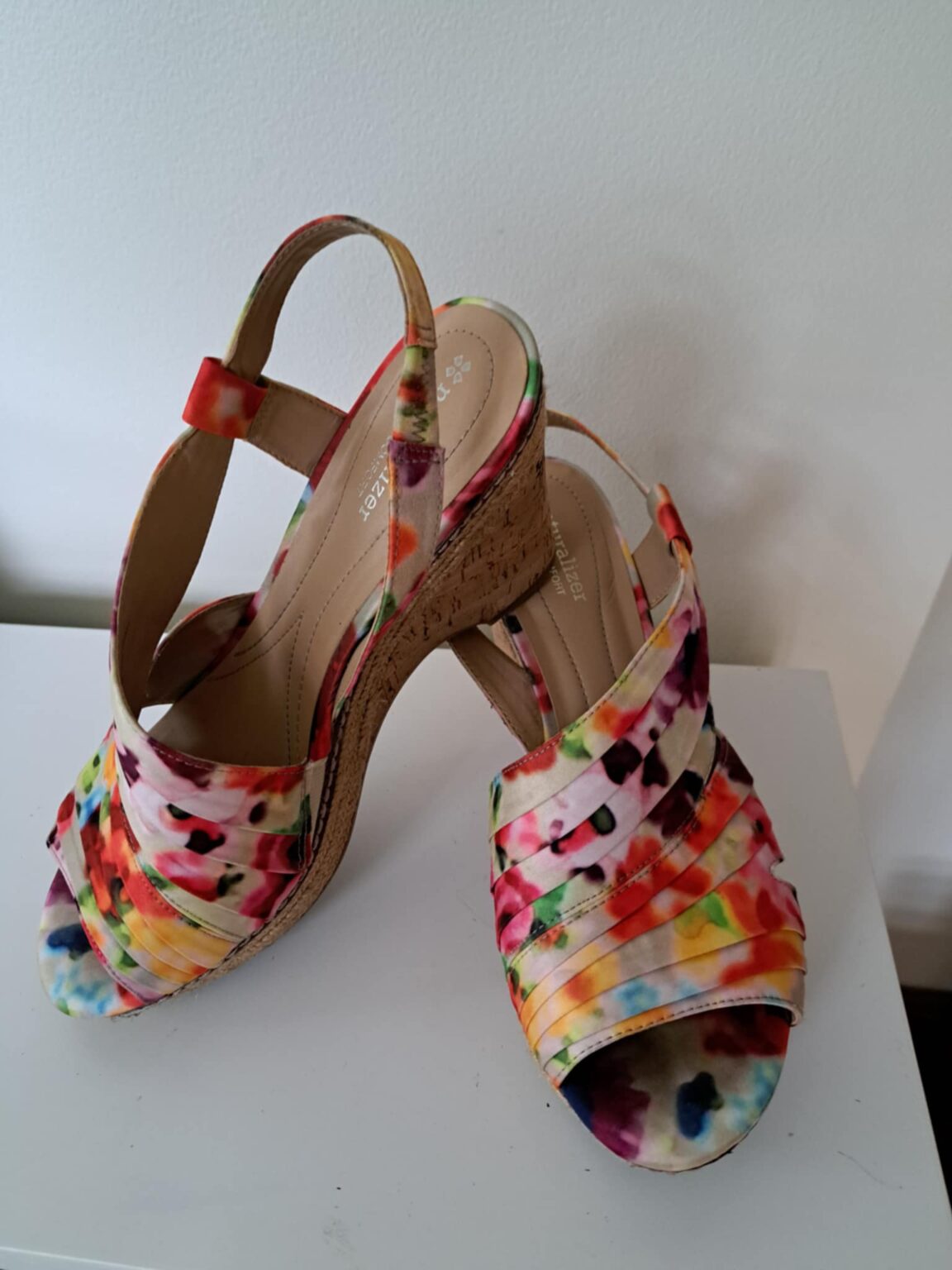 Featured image for Superbes sandales florales N5 Confort de Naturalizer - de taille 9½ M