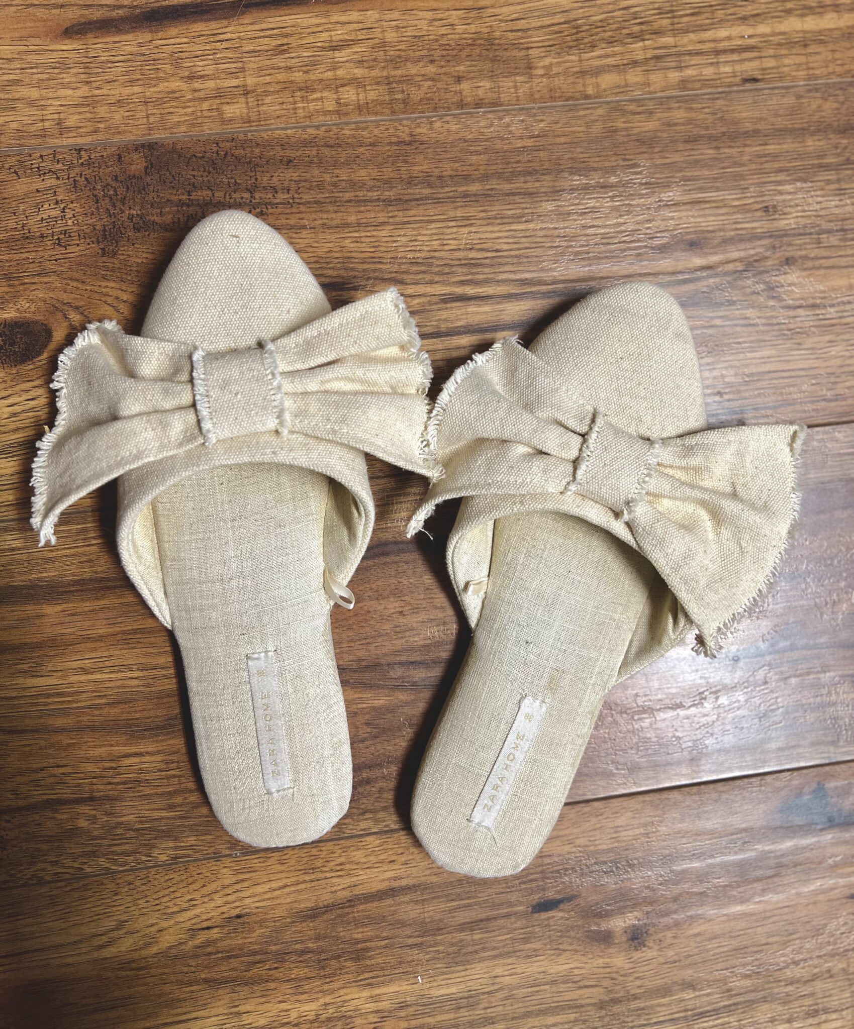 Featured image for Chaussons beiges à boucles Zara