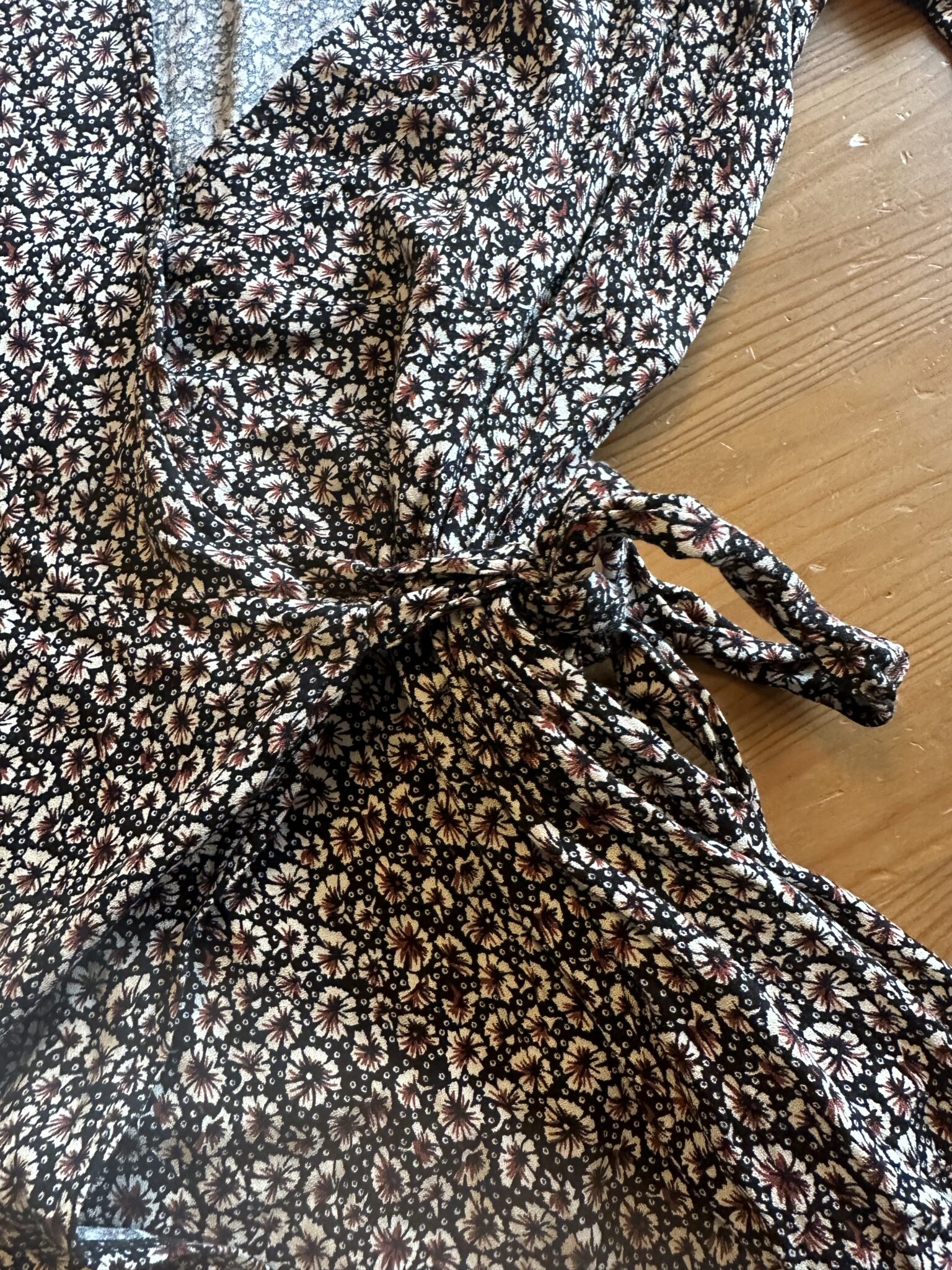 Image for Robe porte-feuille à fleurs