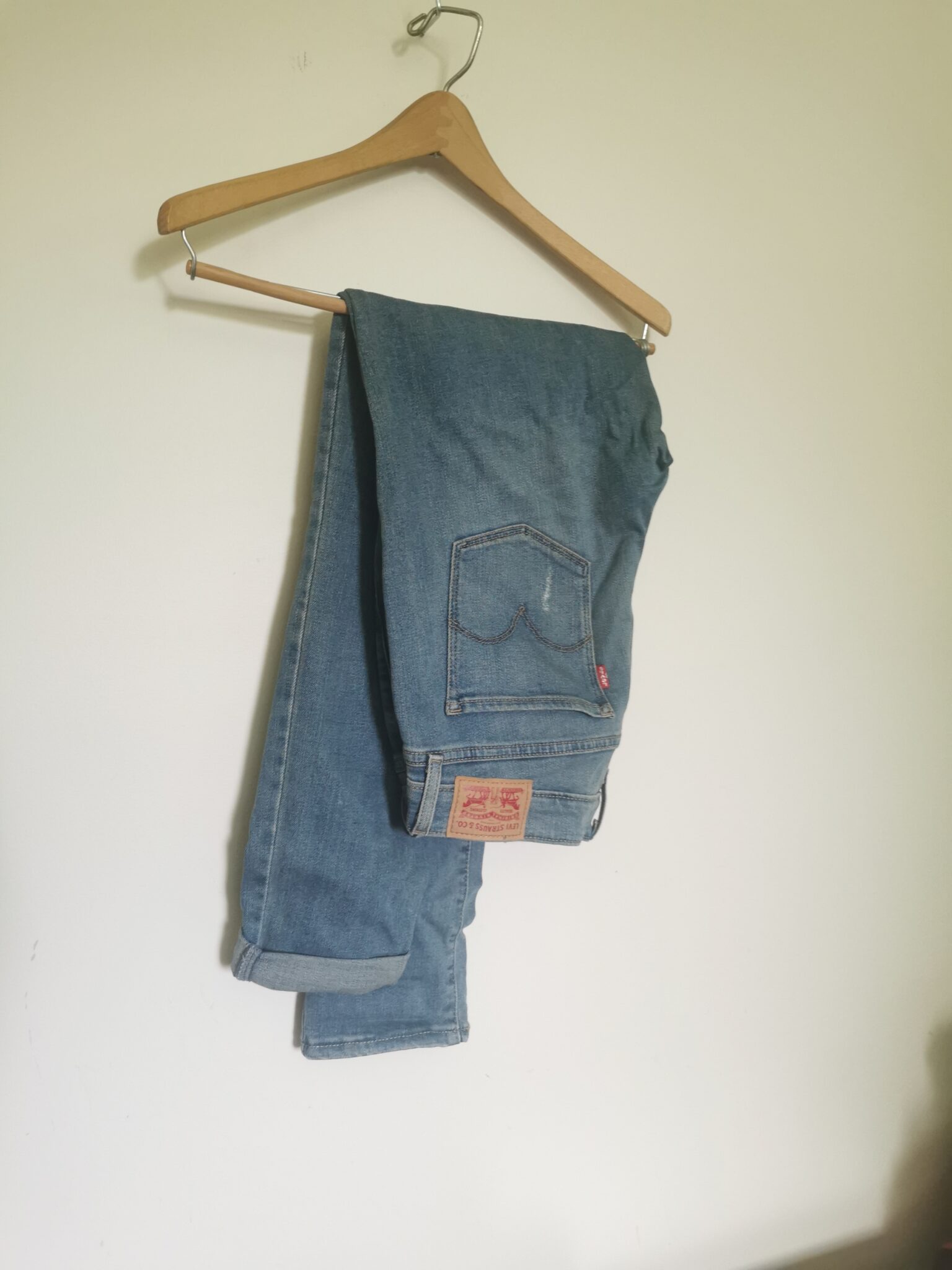 Featured image for Jeans Levi's 711, troué