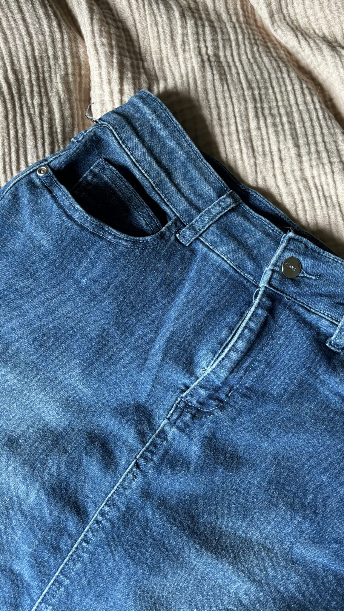 Featured image for Jupe mi-longue en denim