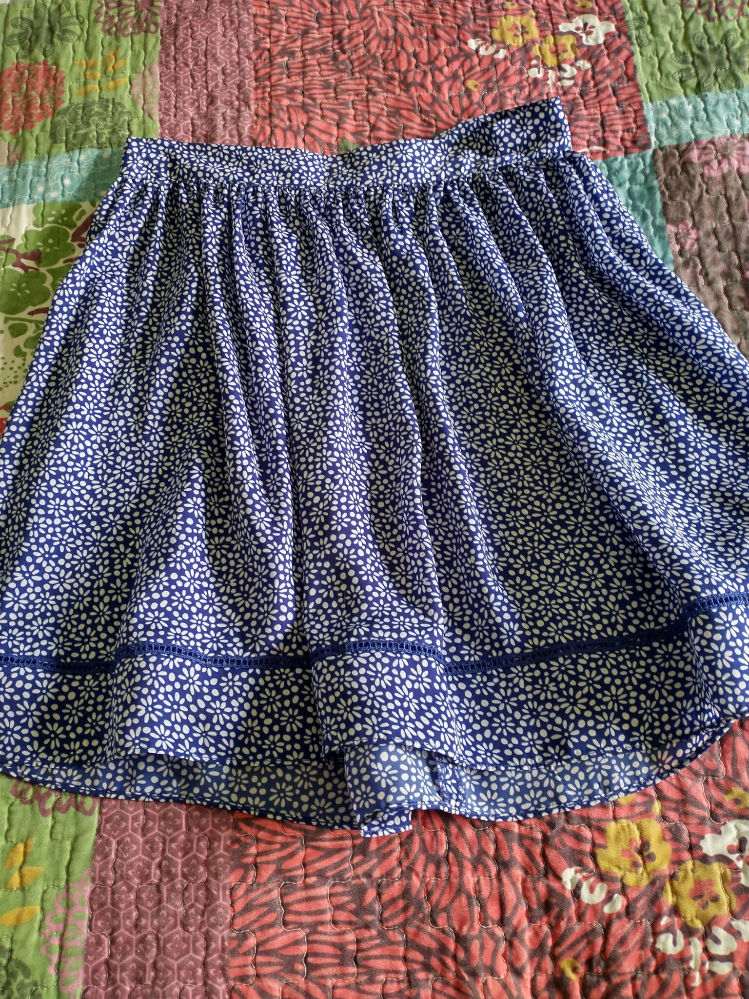 Featured image for Jupe fleurie bleue