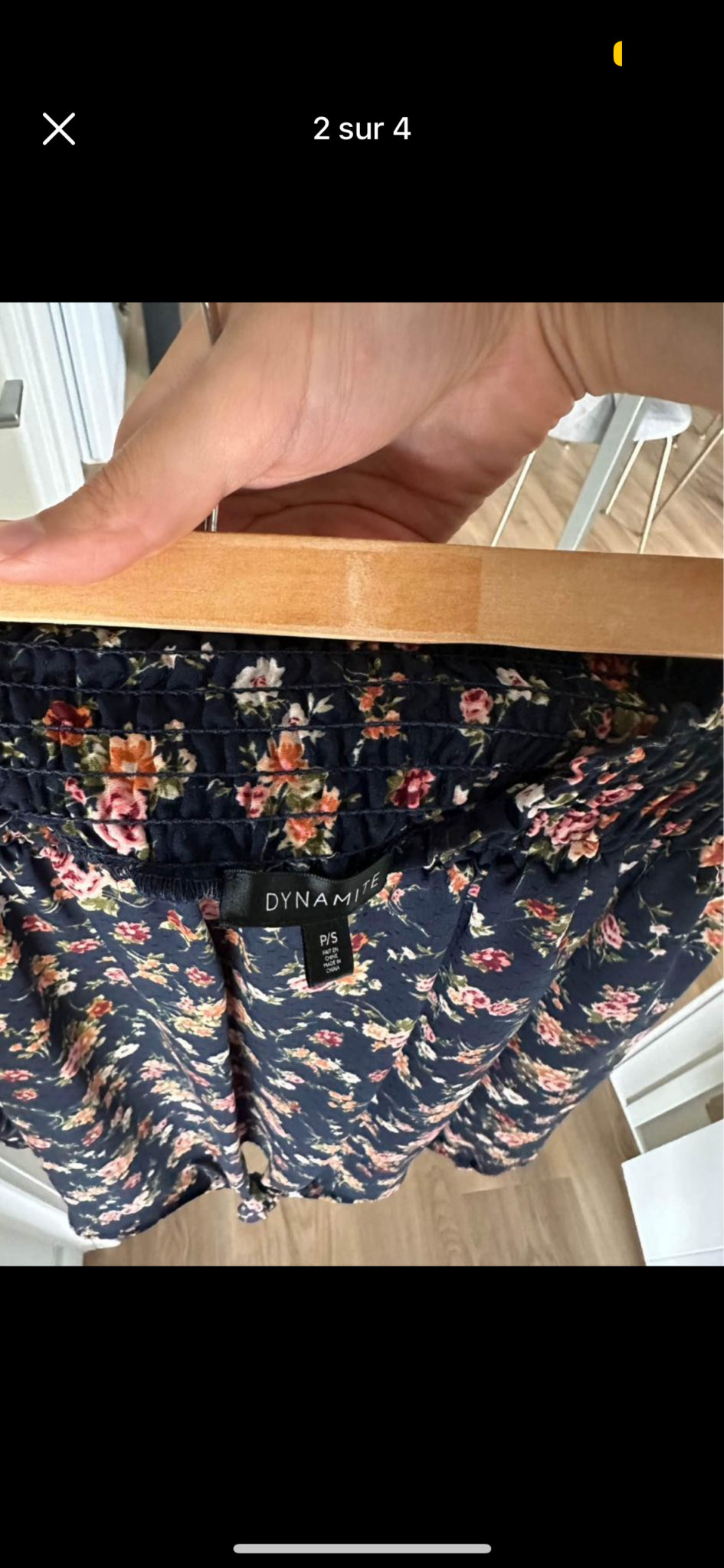 Image for Chemise 👔 off shoulder pour femmes NEUVE super cute et légère parfaite pour l’été ☀️ avec super beau design de fleurs 🌺 et petit noeud à l’avant super joli