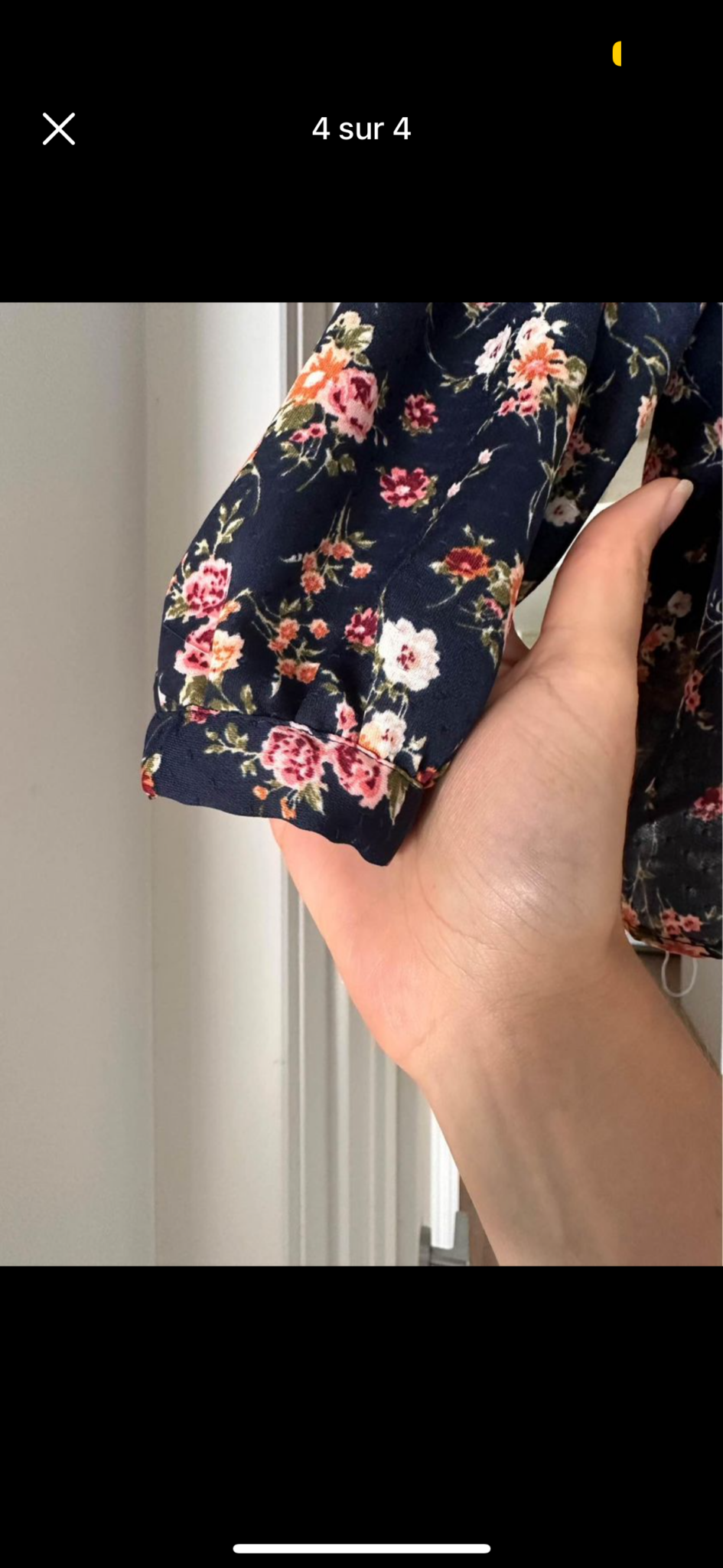 Image for Chemise 👔 off shoulder pour femmes NEUVE super cute et légère parfaite pour l’été ☀️ avec super beau design de fleurs 🌺 et petit noeud à l’avant super joli