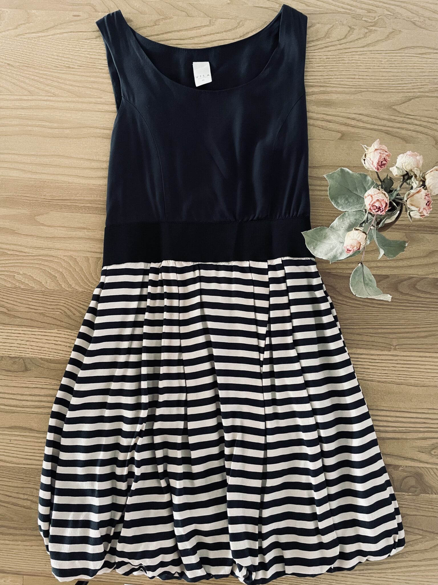 Featured image for Robe cintrée avec taille élastique