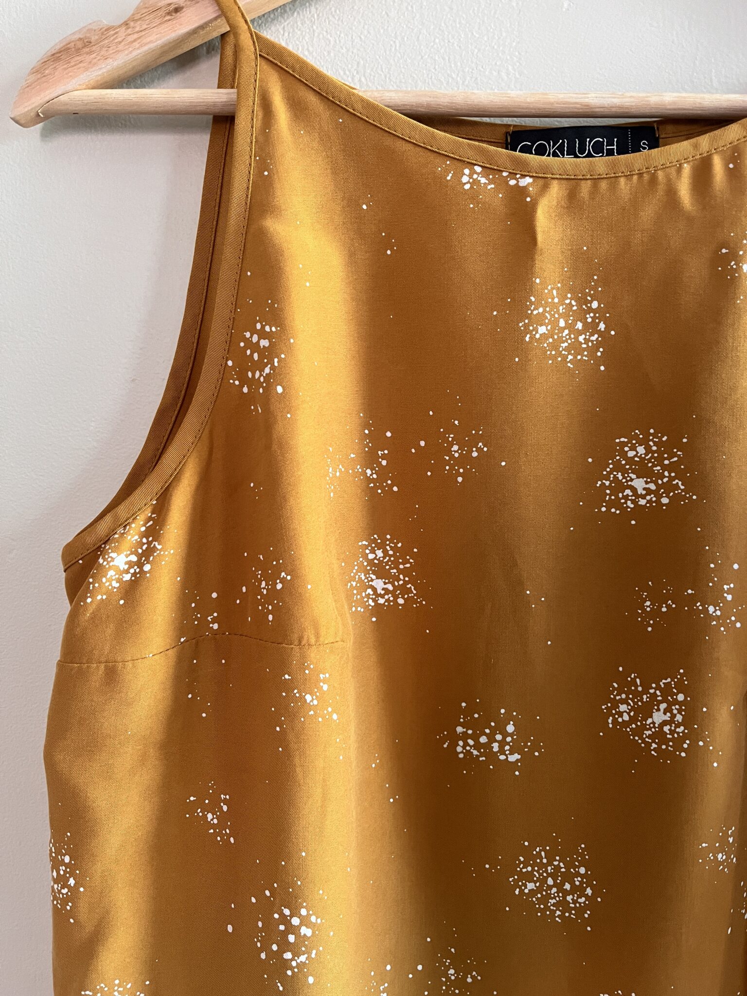 Featured image for Camisole débardeur Cokluch couleur doré et motif blanc taille S