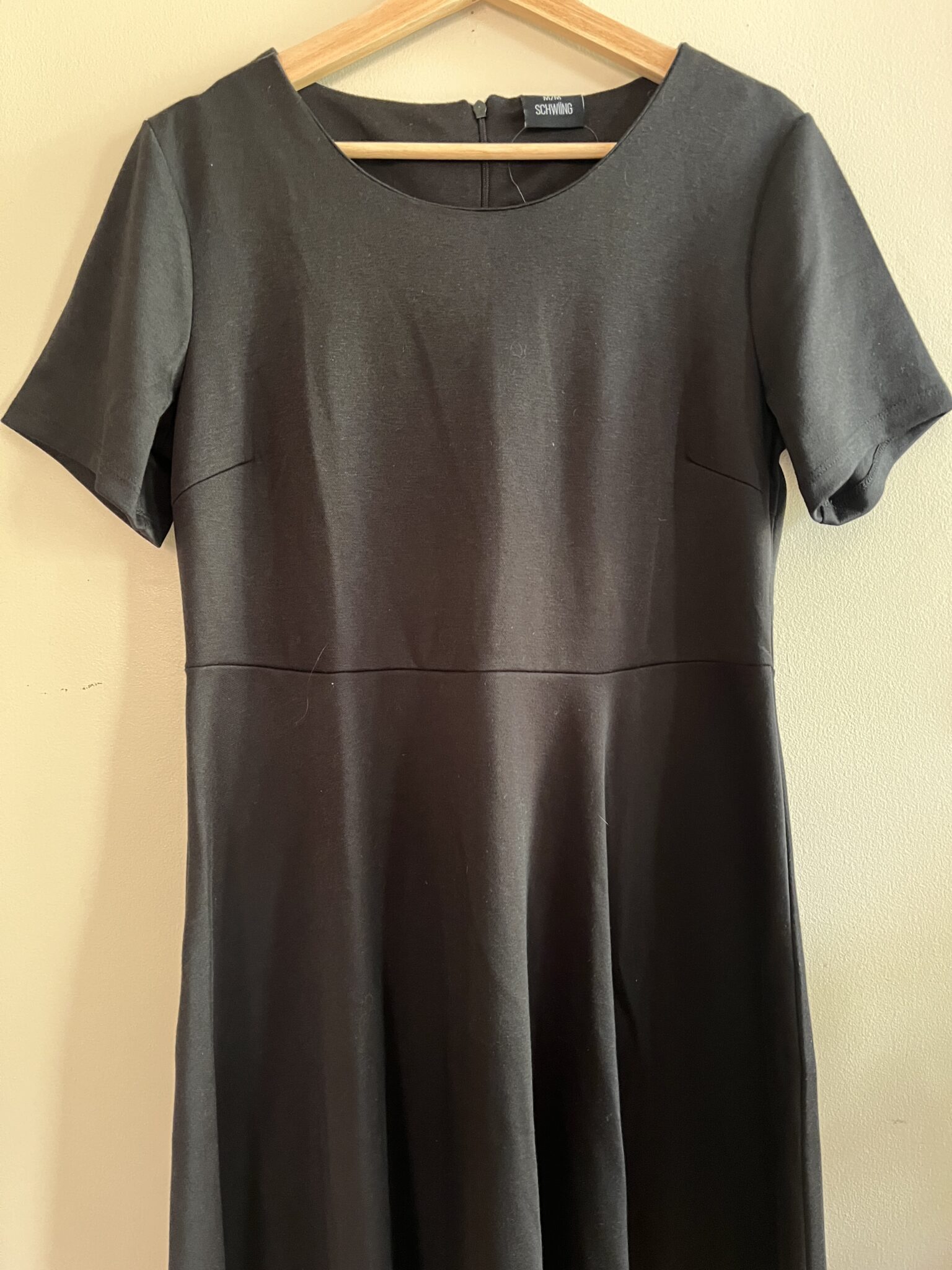 Featured image for Robe trapèze noire élégante Schwiing taille M
