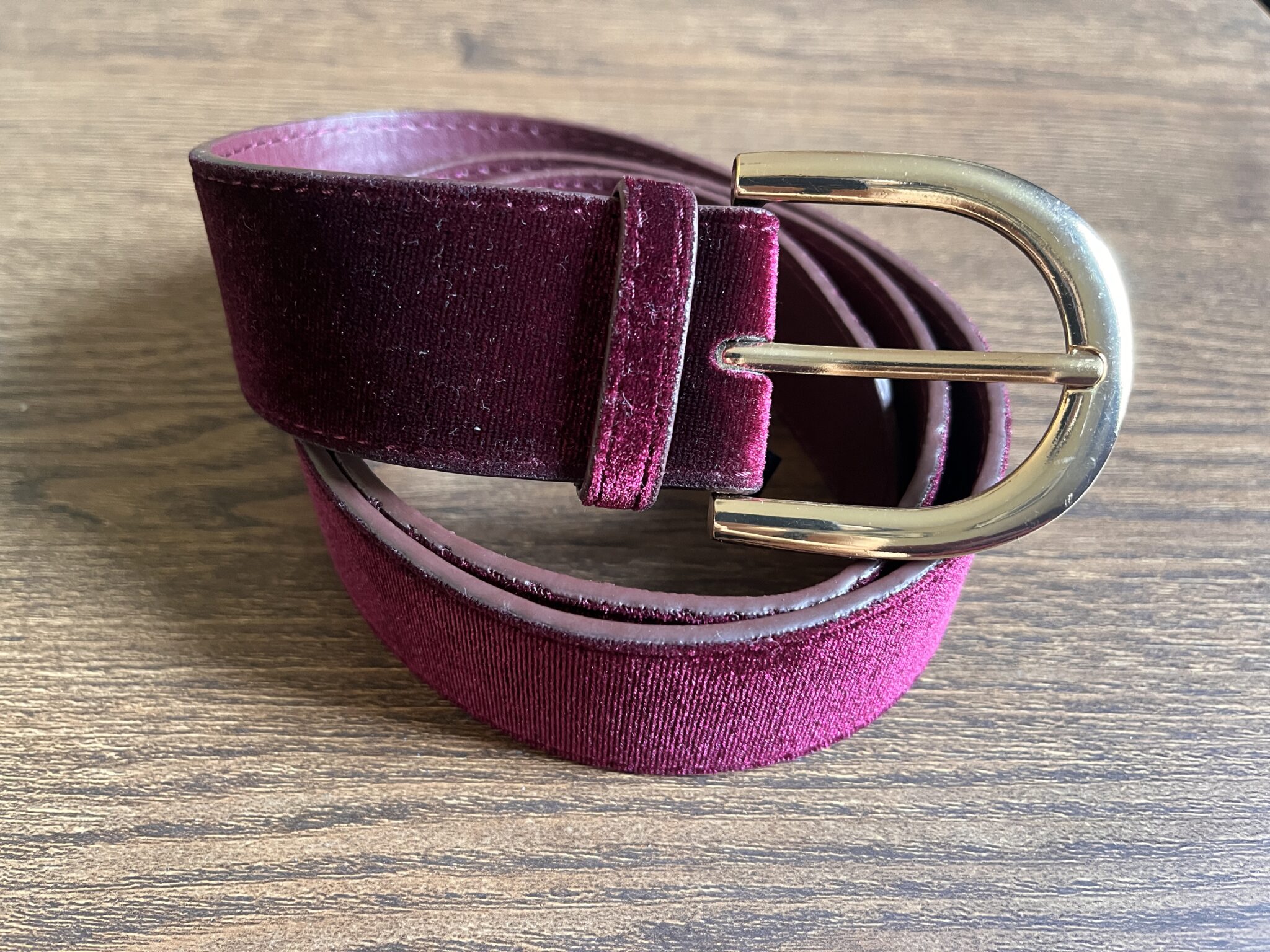 Featured image for Ceinture suède fushia et boucle dorée