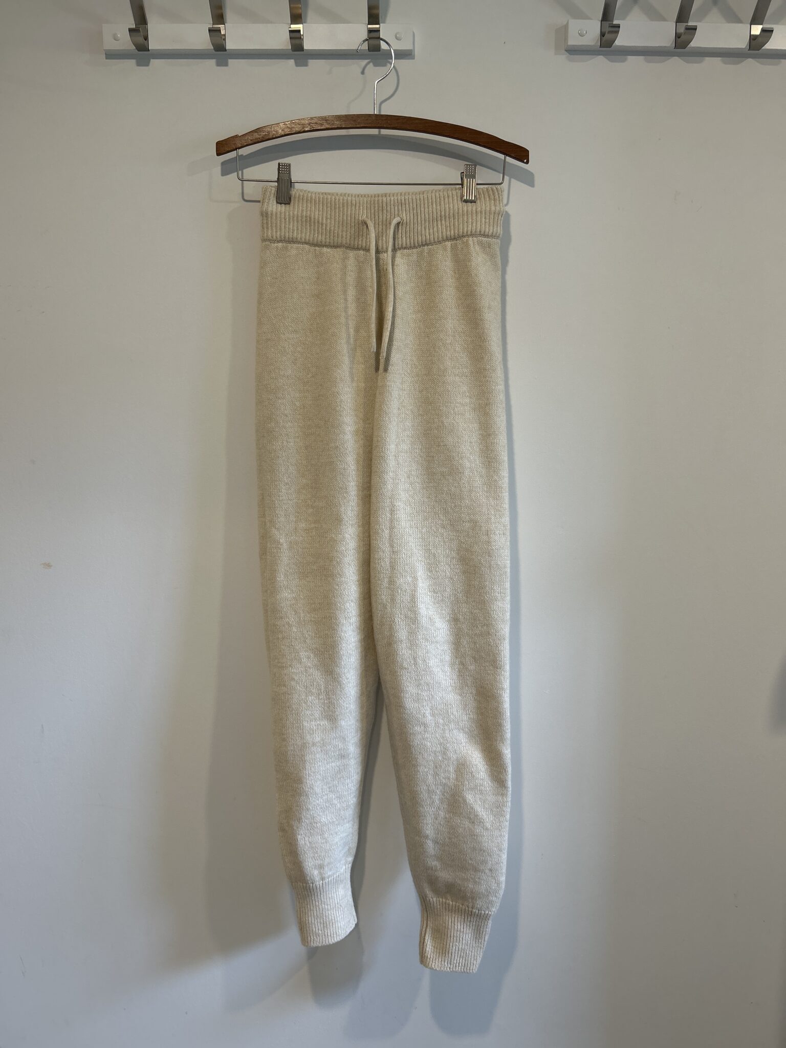 Featured image for Jogging en maille/tricot beige taille haute