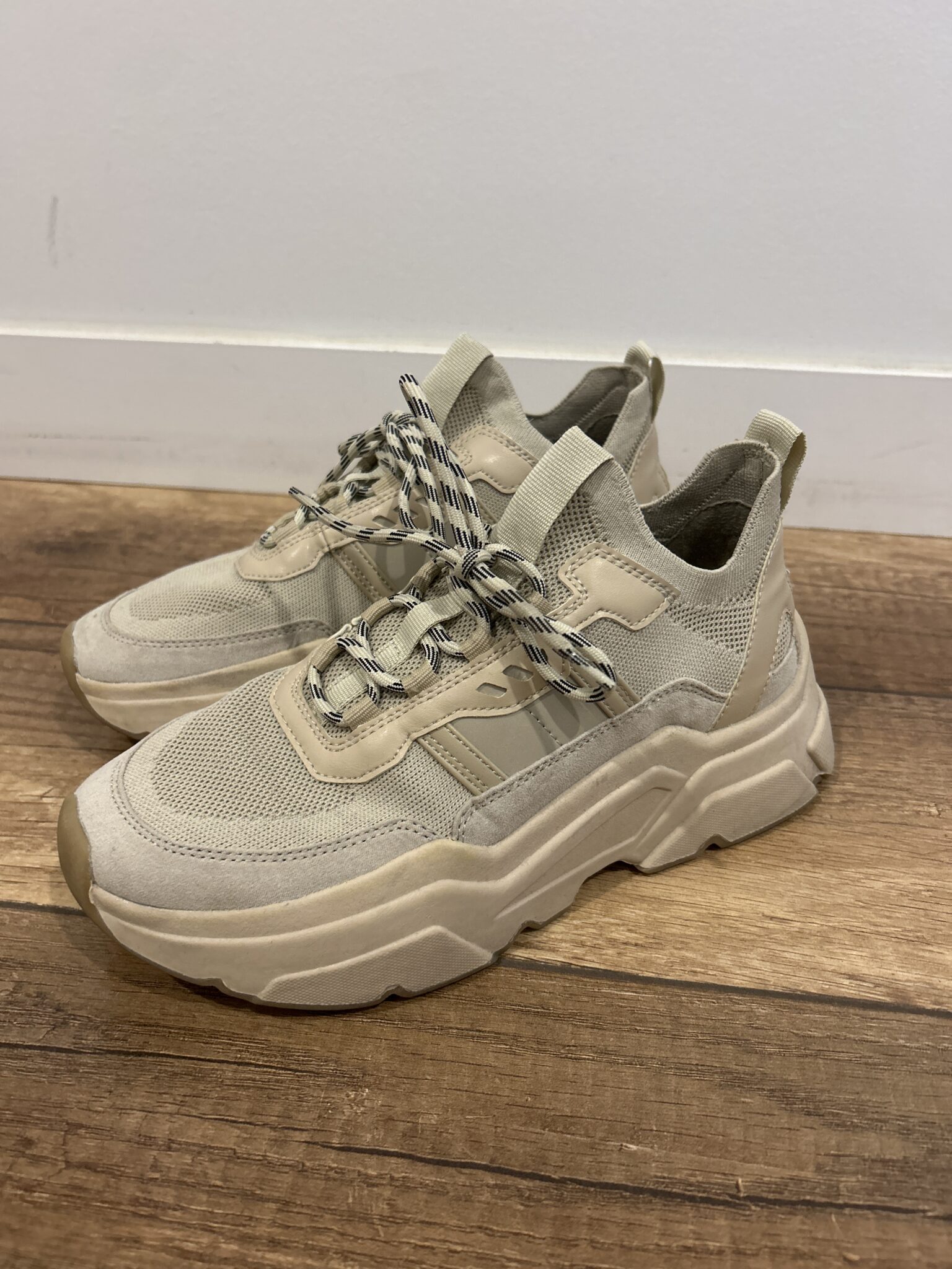Featured image for Sneaker beige