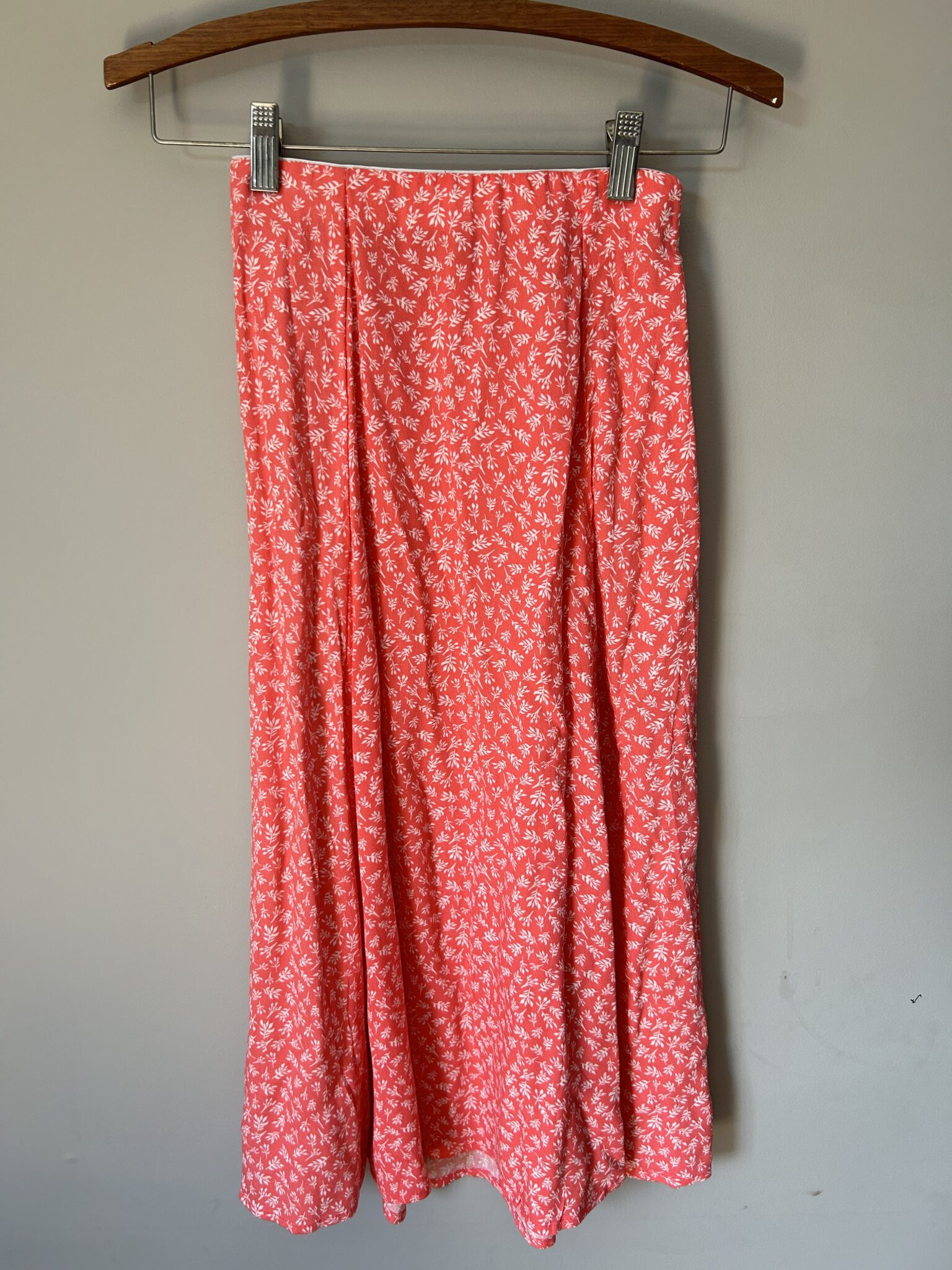 Featured image for Jupe midi avec fente
