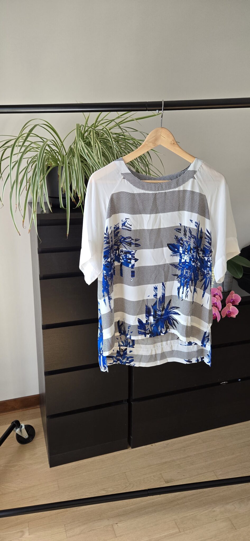 Featured image for Blouse Blanche - Motifs bleus et noirs
