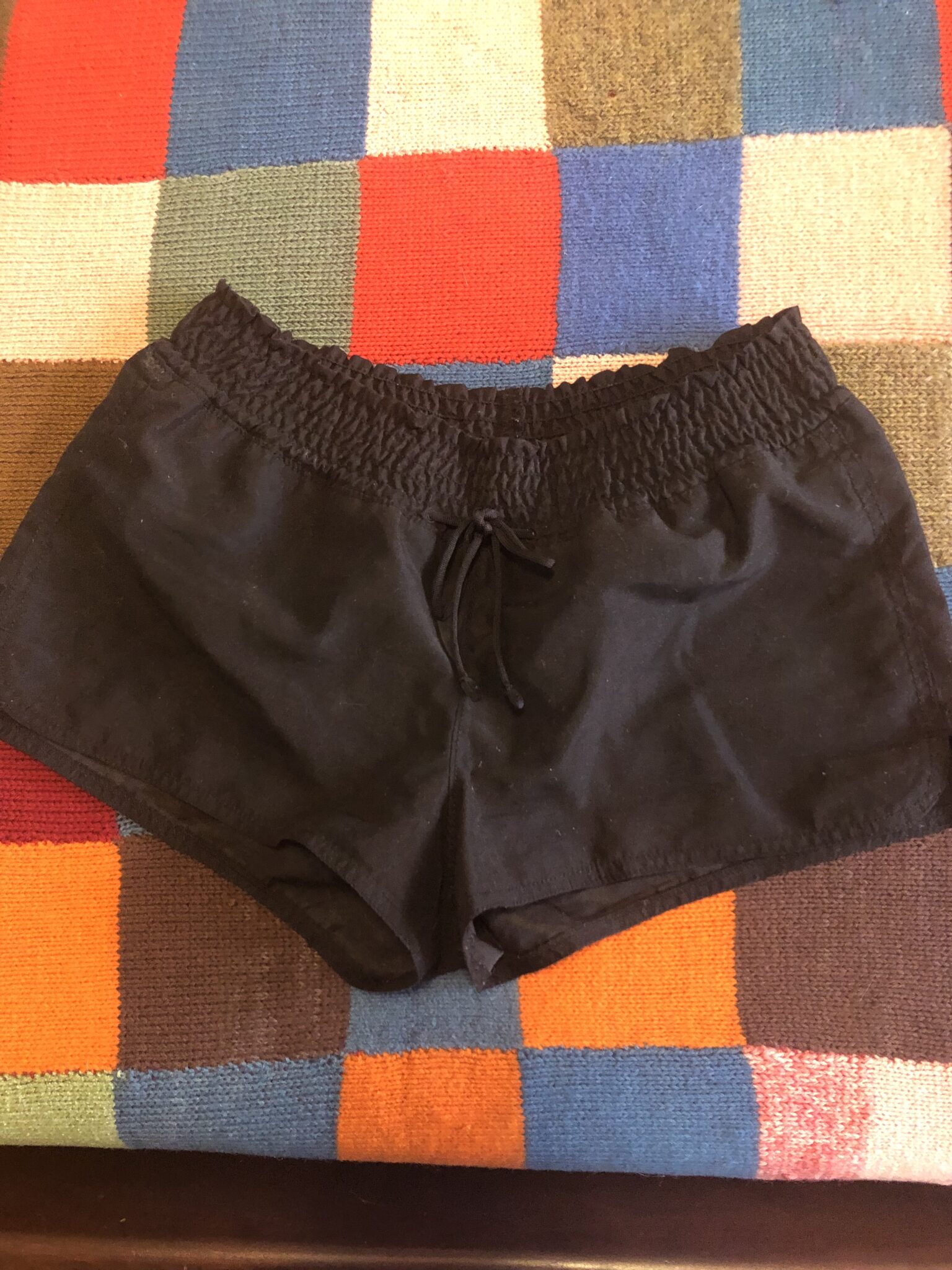 Featured image for Médium, Short court noir taille régulière (mi-basse) 🌞