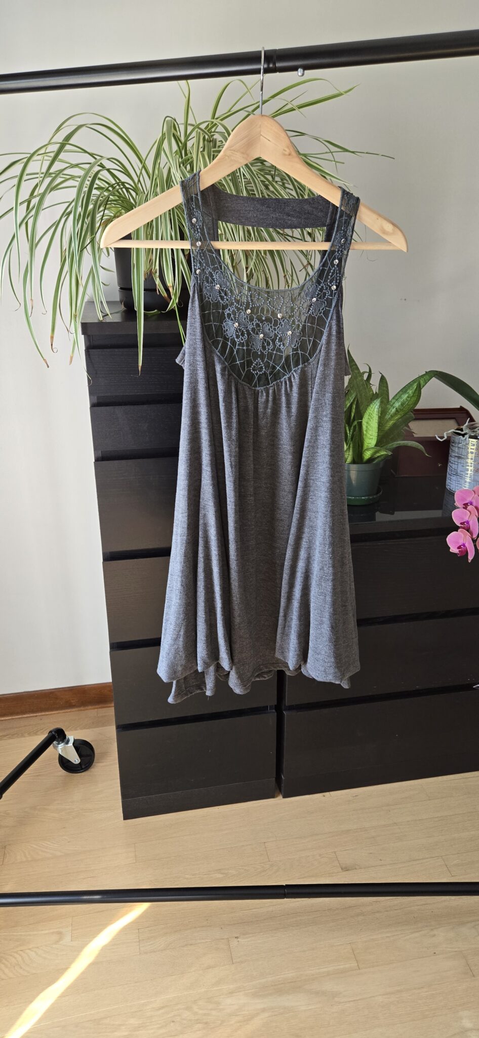 Featured image for Camisole grise, brodrie à l'avant