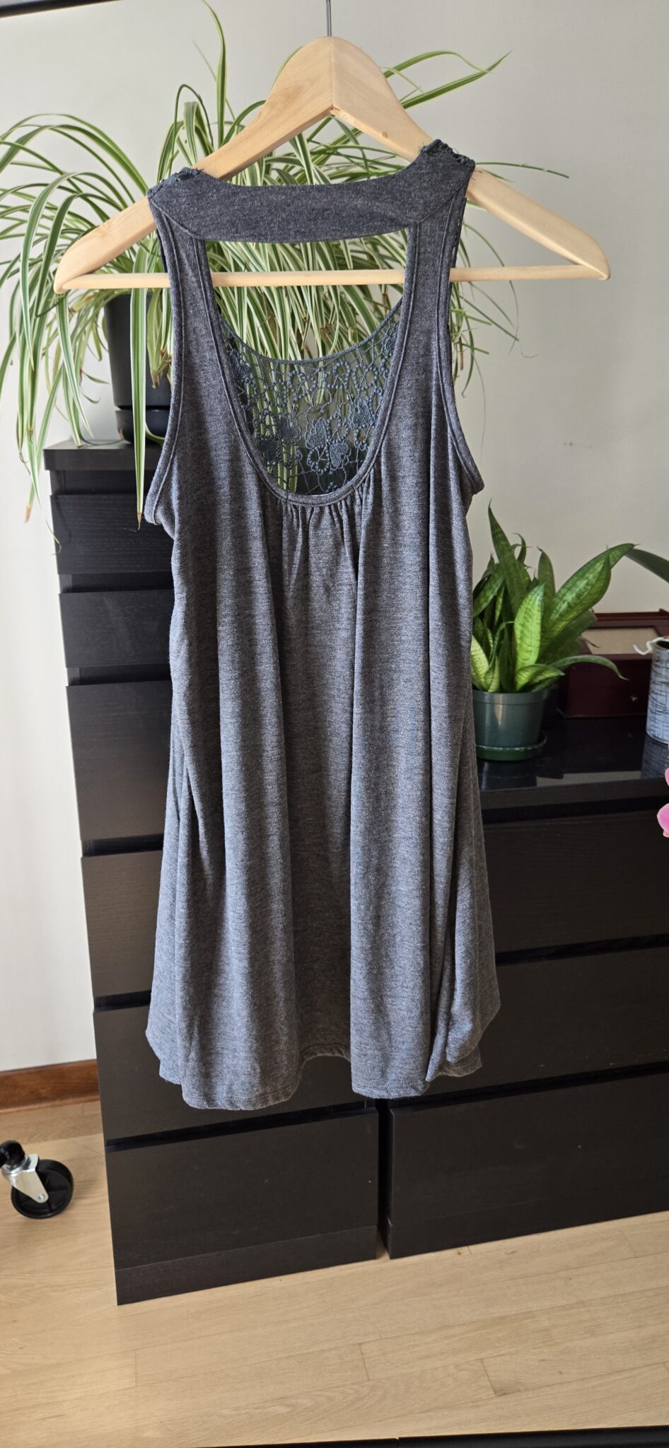 Image for Camisole grise, brodrie à l'avant