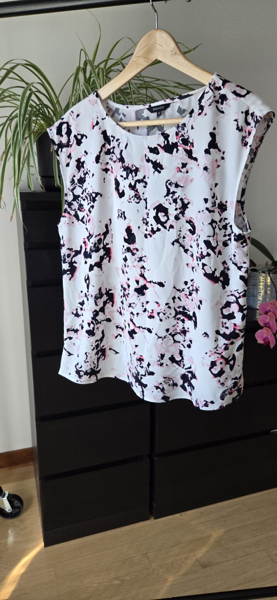 Featured image for Blouse Blanche avec motif marbré (Noir et Rose) - Ouverture au dos