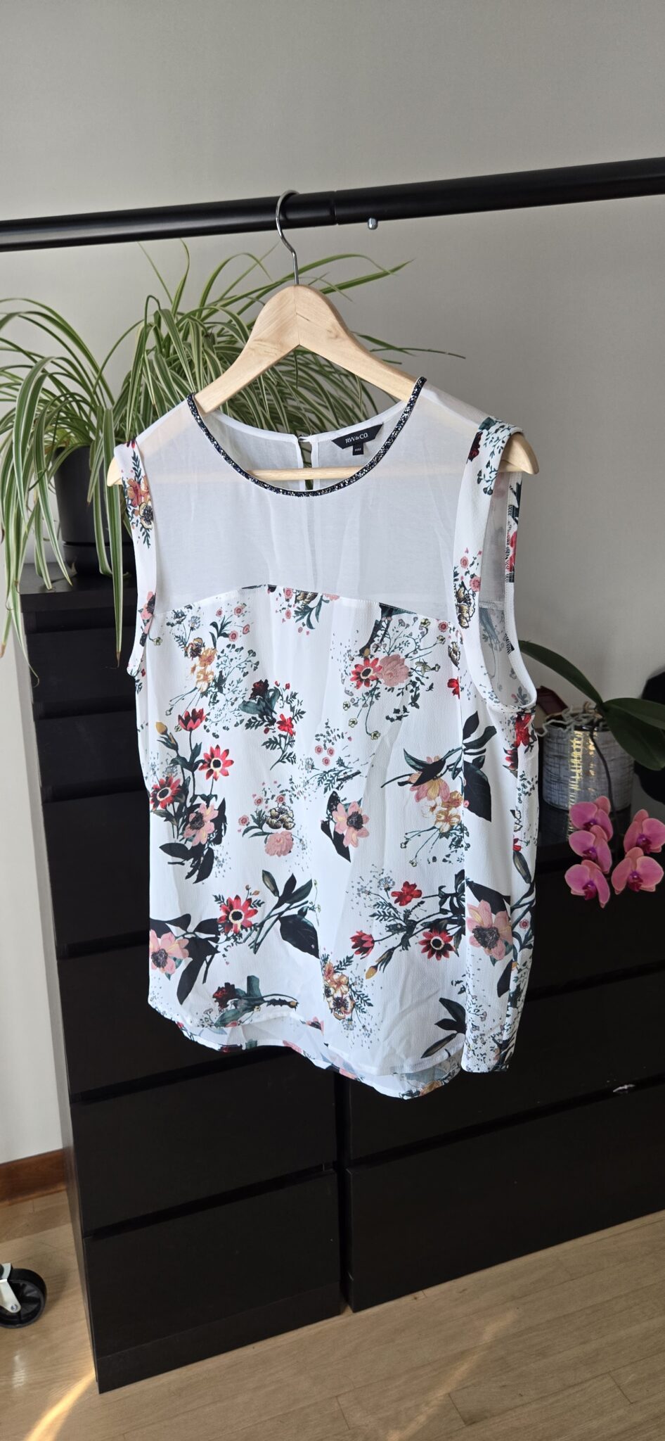 Featured image for White blouse with flower motif (green, red, pink, ochre)