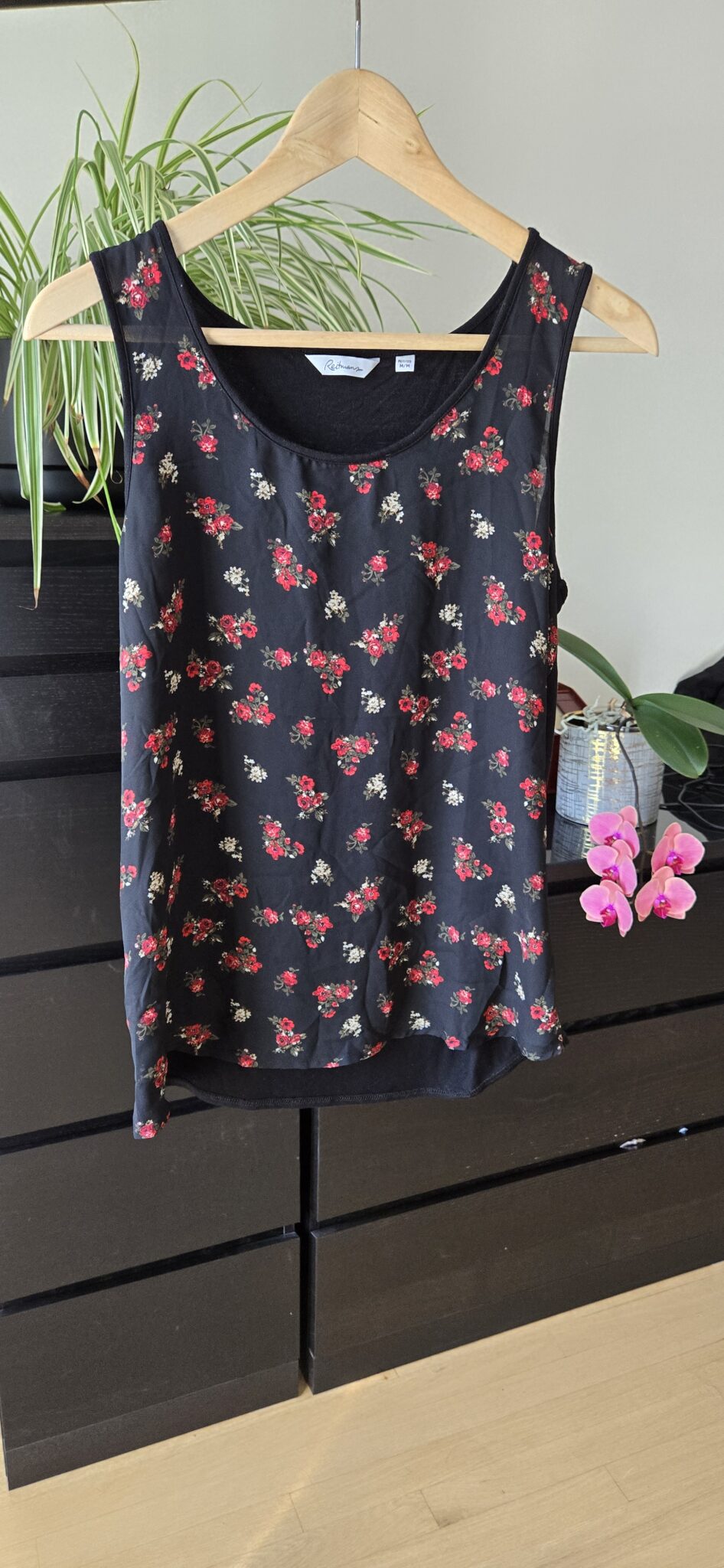 Featured image for Camisole noire et motif fleurs rouges