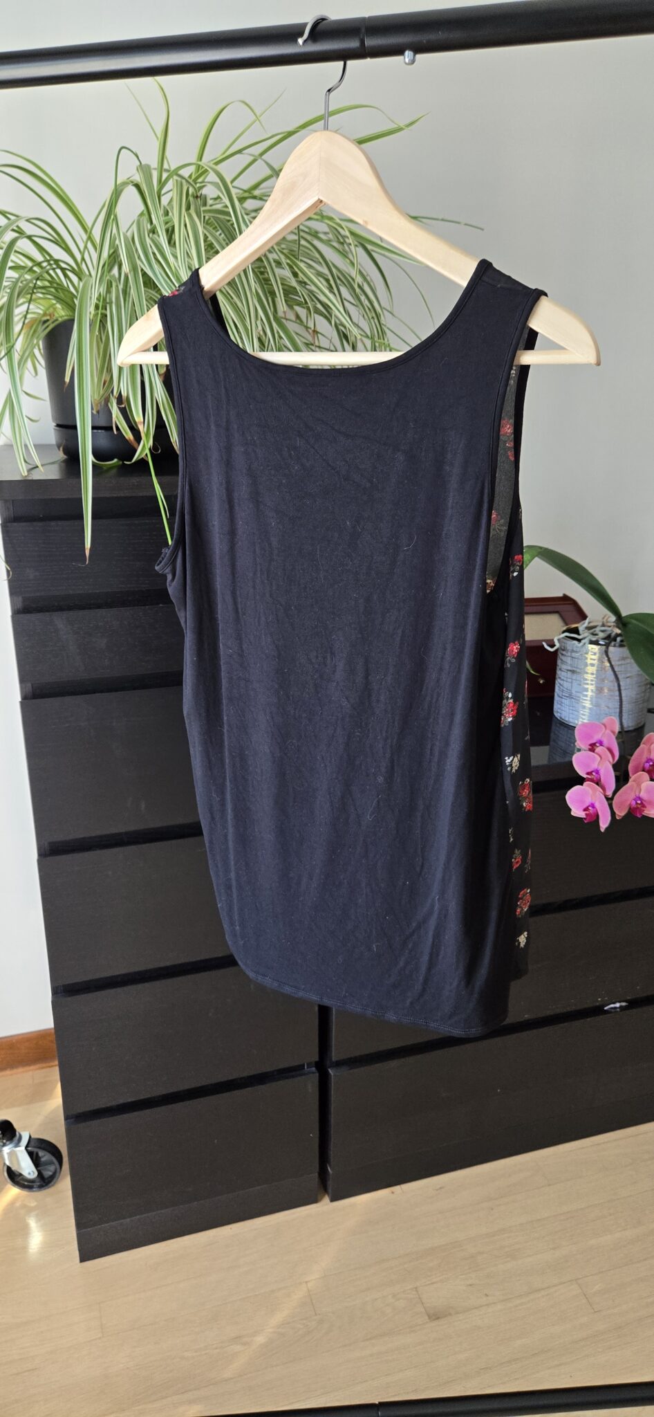 Image for Camisole noire et motif fleurs rouges