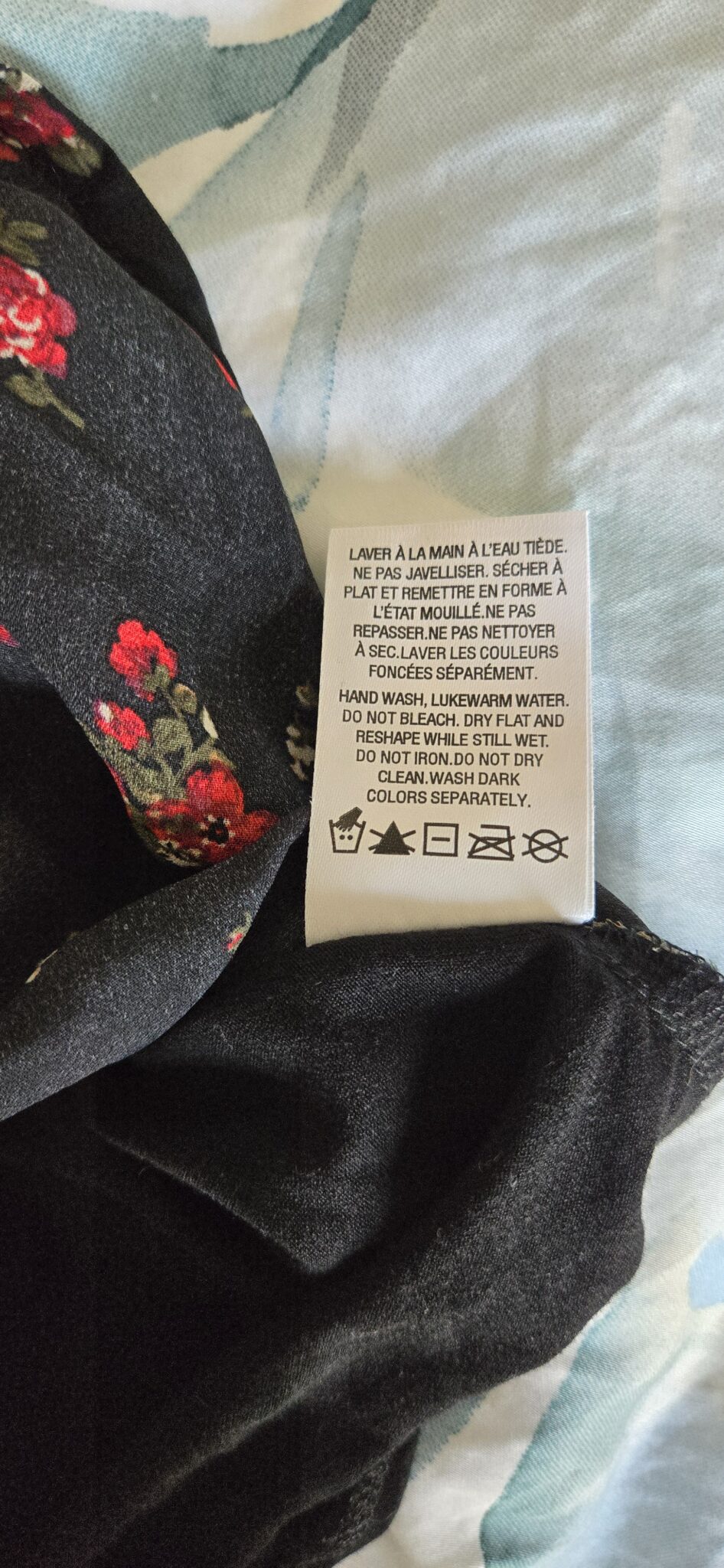 Image for Camisole noire et motif fleurs rouges