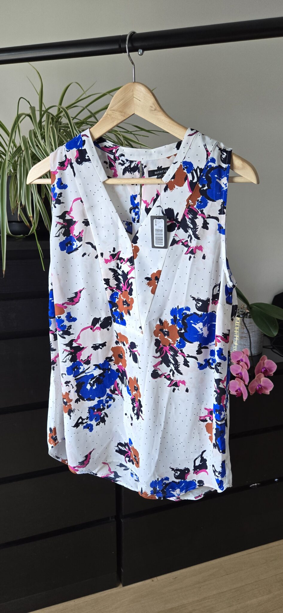 Featured image for Blouse blanche sans manche - Motif de fleurs bleues et roses