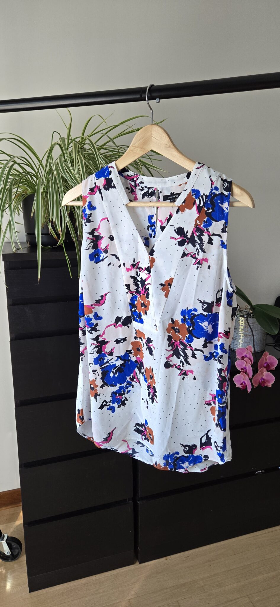 Image for Blouse blanche sans manche - Motif de fleurs bleues et roses