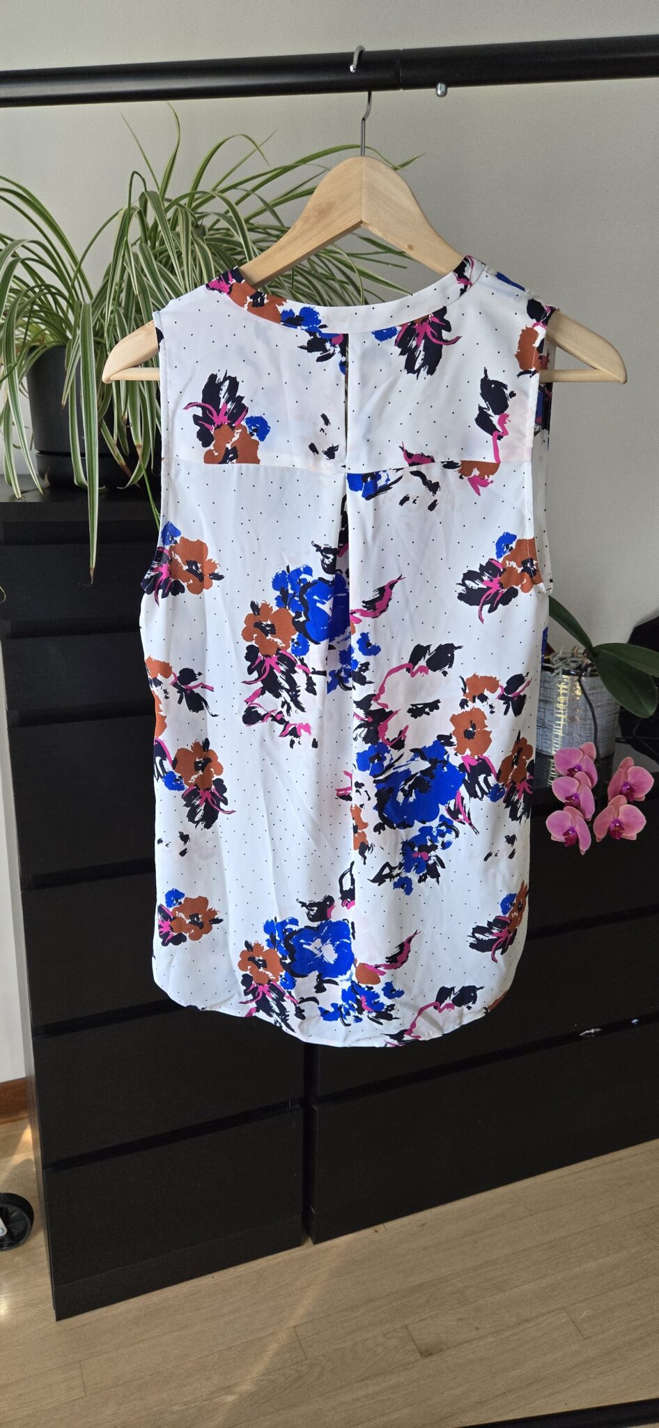 Image for Blouse blanche sans manche - Motif de fleurs bleues et roses