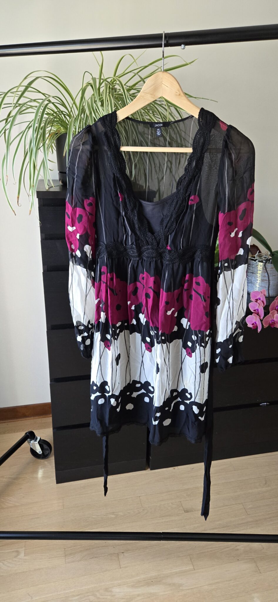 Featured image for Robe en soie avec doublure noire, brodrie noire, ruban à la taille