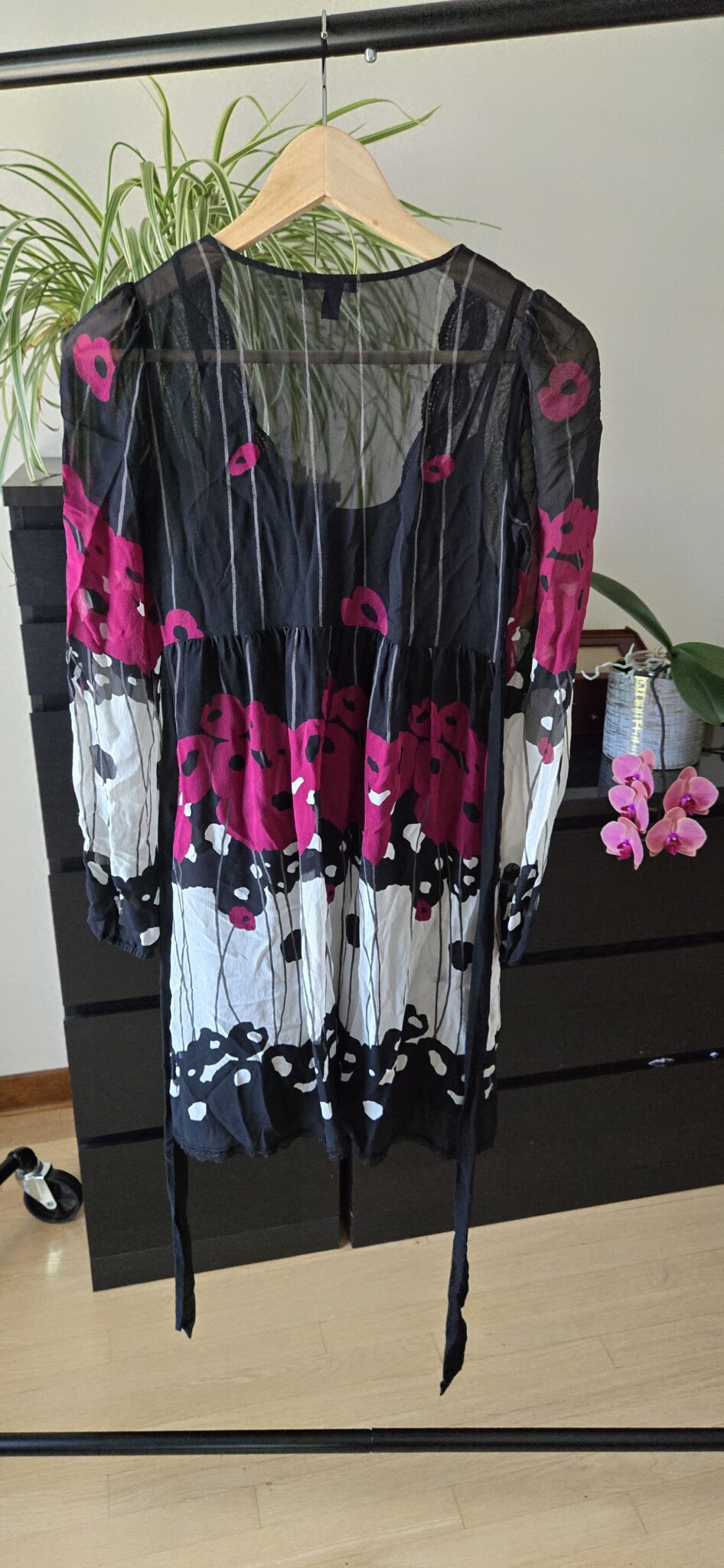 Image for Robe en soie avec doublure noire, brodrie noire, ruban à la taille