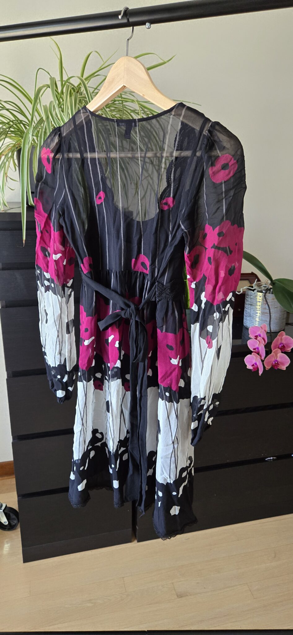 Image for Robe en soie avec doublure noire, brodrie noire, ruban à la taille