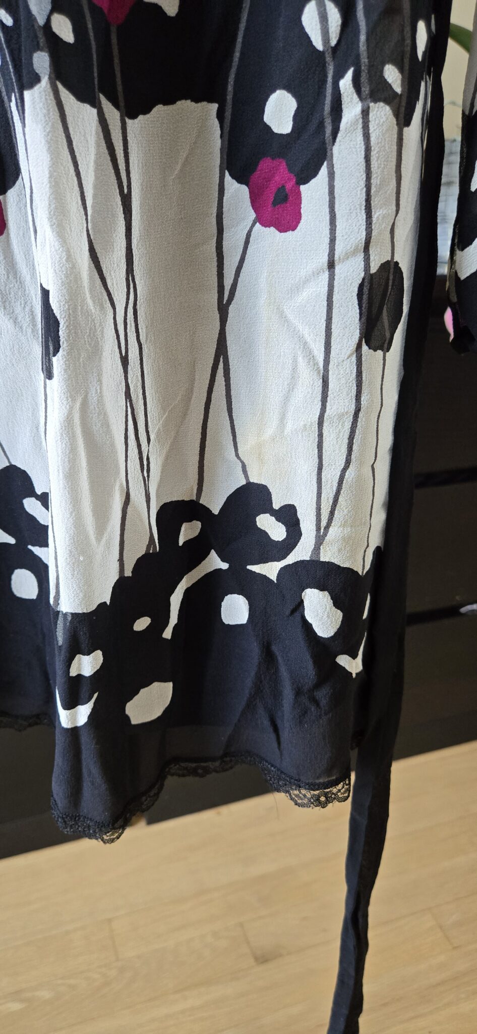 Image for Robe en soie avec doublure noire, brodrie noire, ruban à la taille