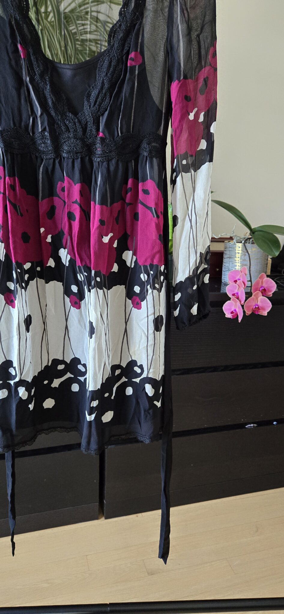 Image for Robe en soie avec doublure noire, brodrie noire, ruban à la taille
