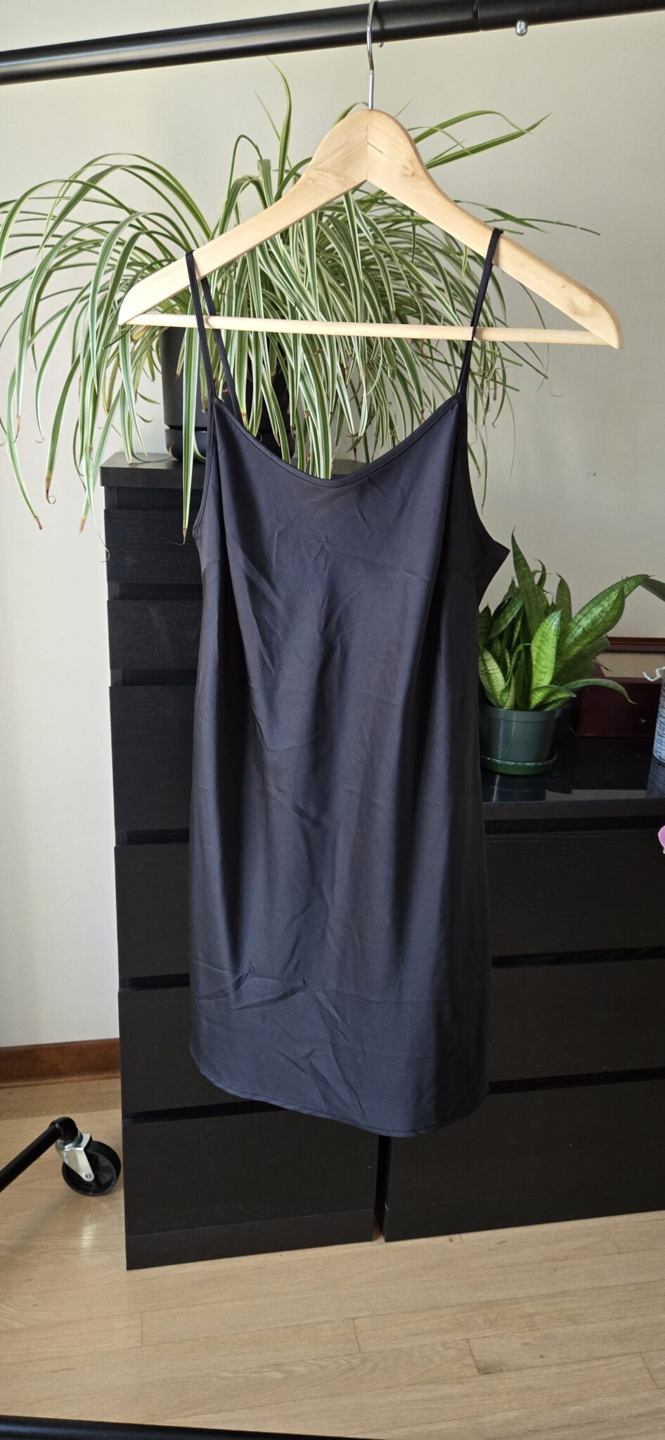 Image for Robe en soie avec doublure noire, brodrie noire, ruban à la taille