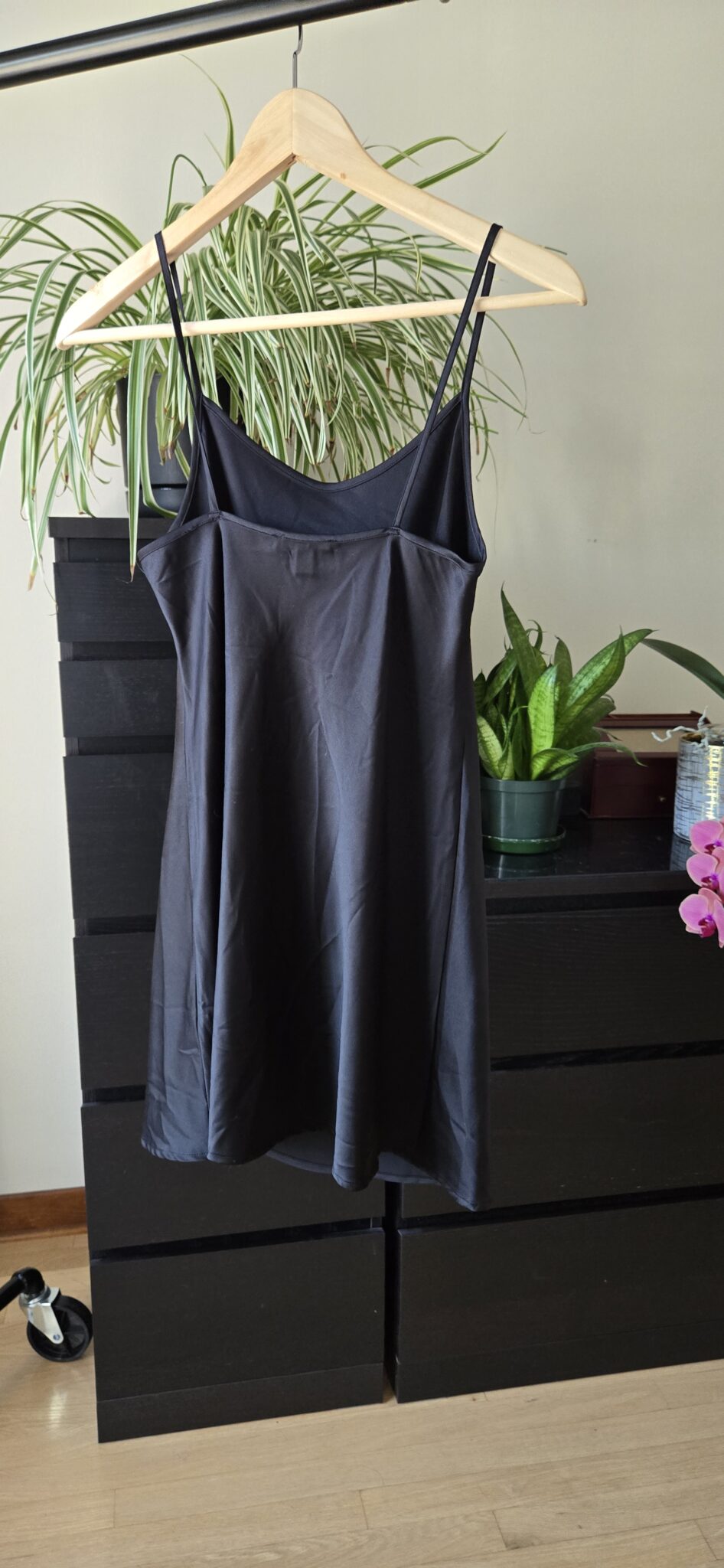 Image for Robe en soie avec doublure noire, brodrie noire, ruban à la taille
